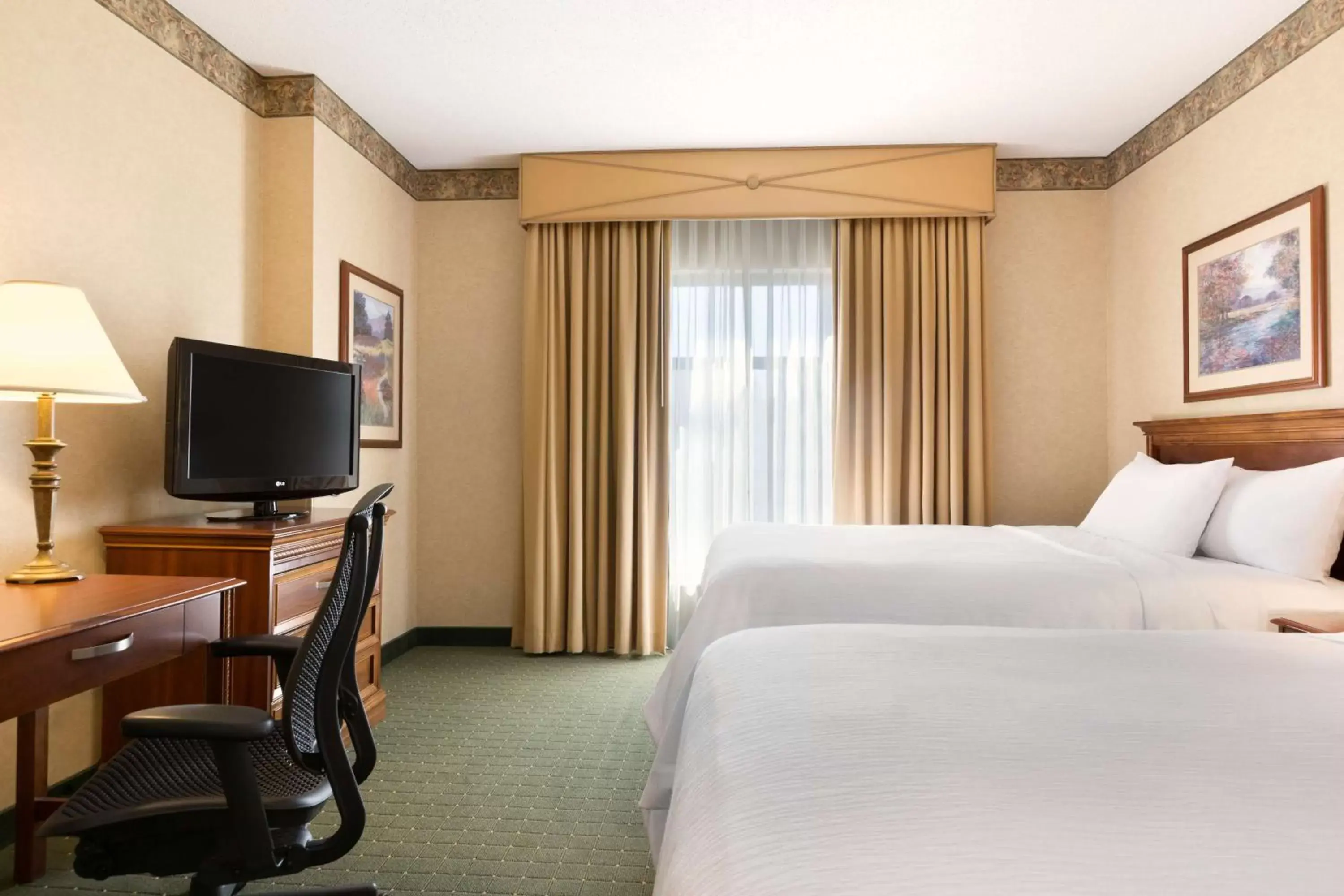 Bedroom, TV/Entertainment Center in Embassy Suites Lincoln