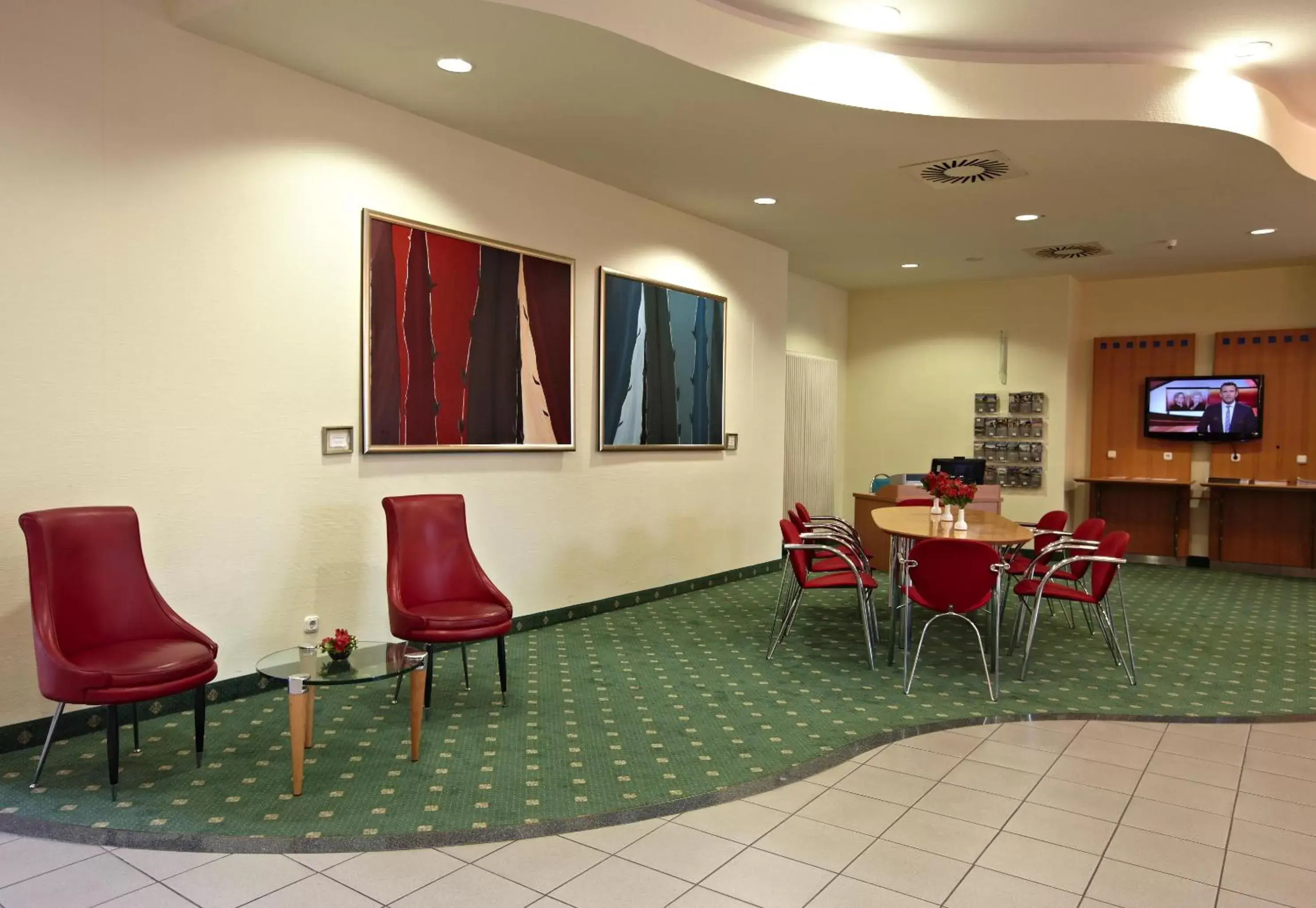 Lobby or reception in IntercityHotel Schwerin