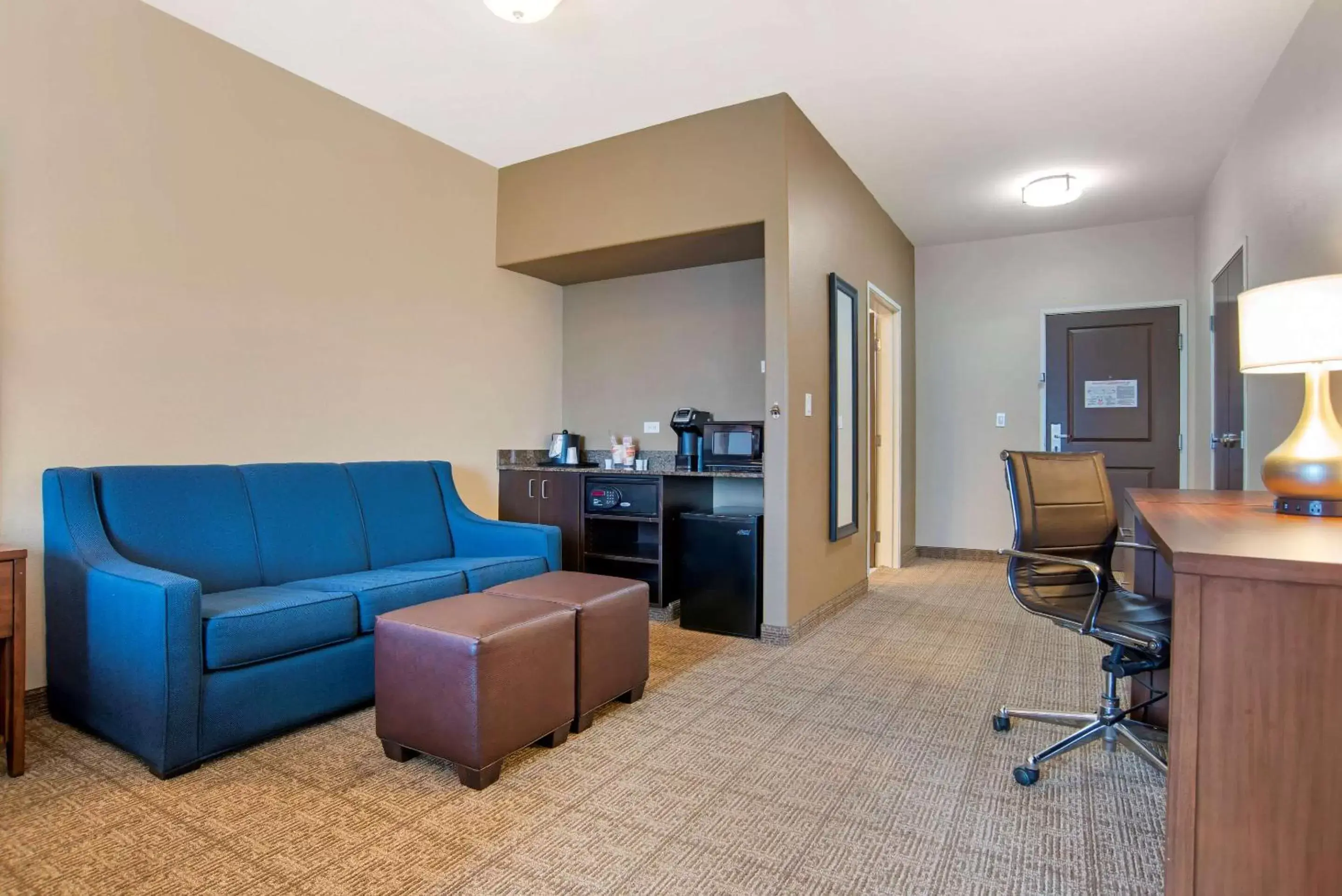 Photo of the whole room, Seating Area in Comfort Suites Alexandria