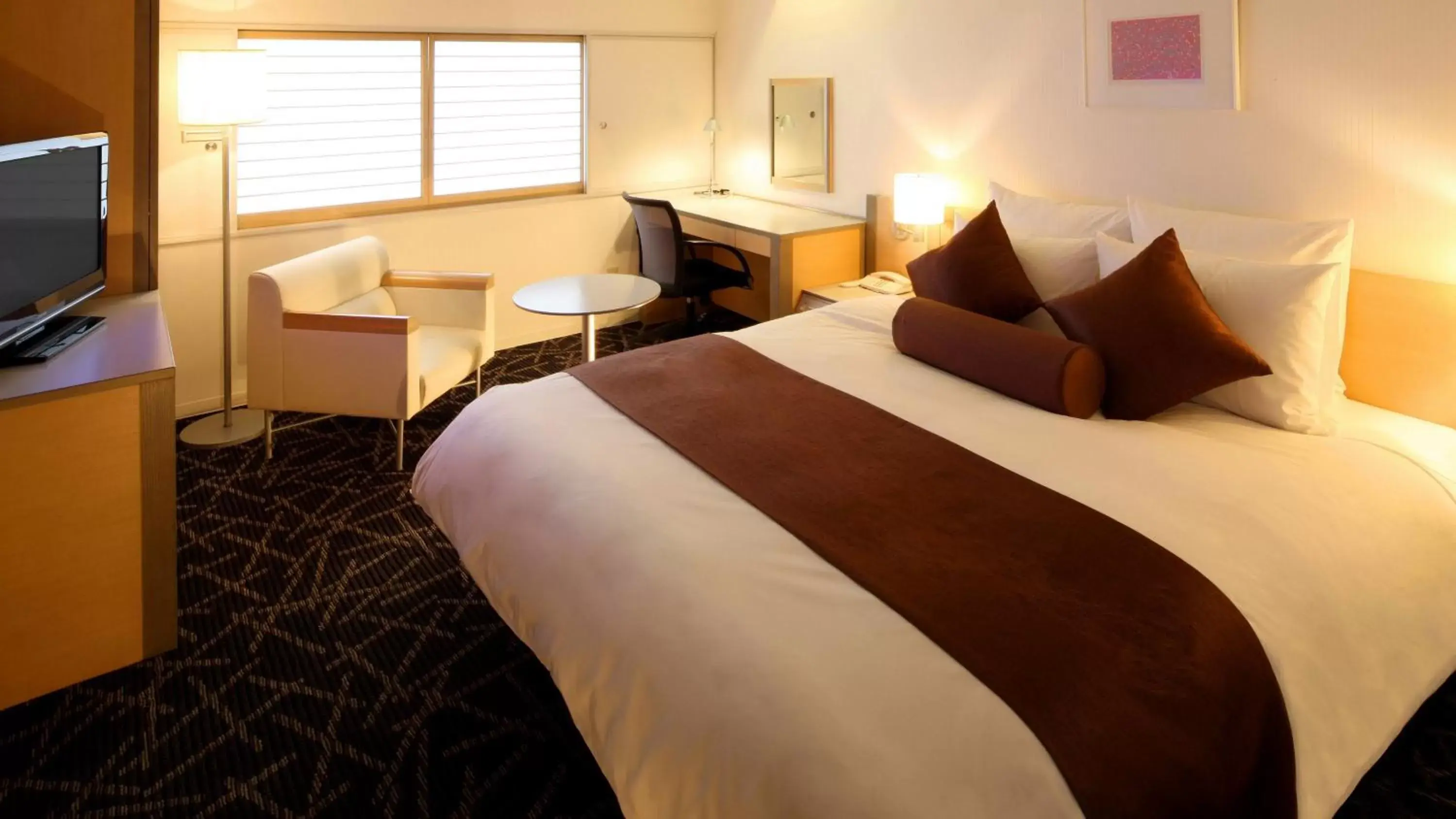 Photo of the whole room, Bed in ANA Crowne Plaza Niigata, an IHG Hotel