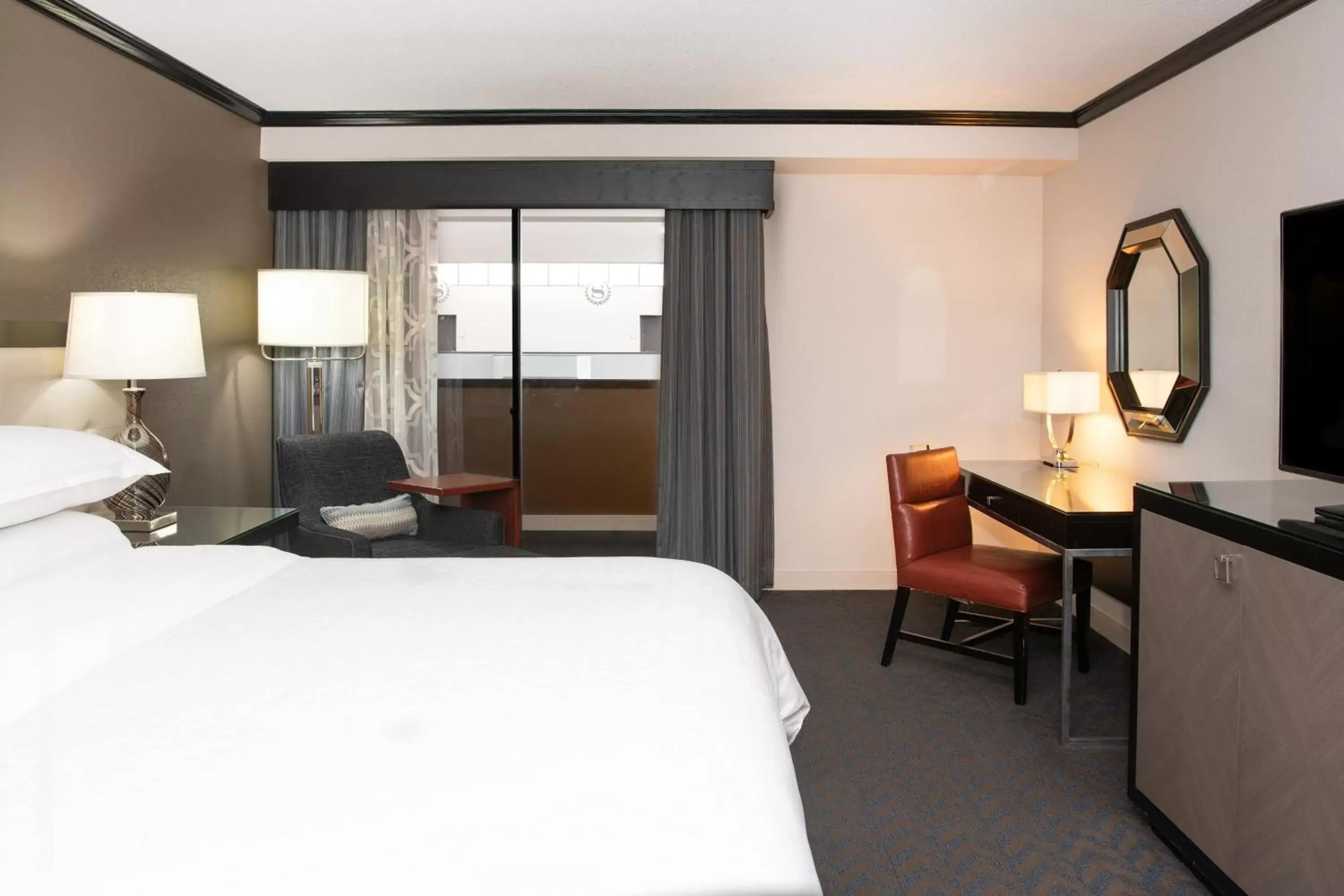 Bedroom, Bed in Sheraton Minneapolis West Hotel