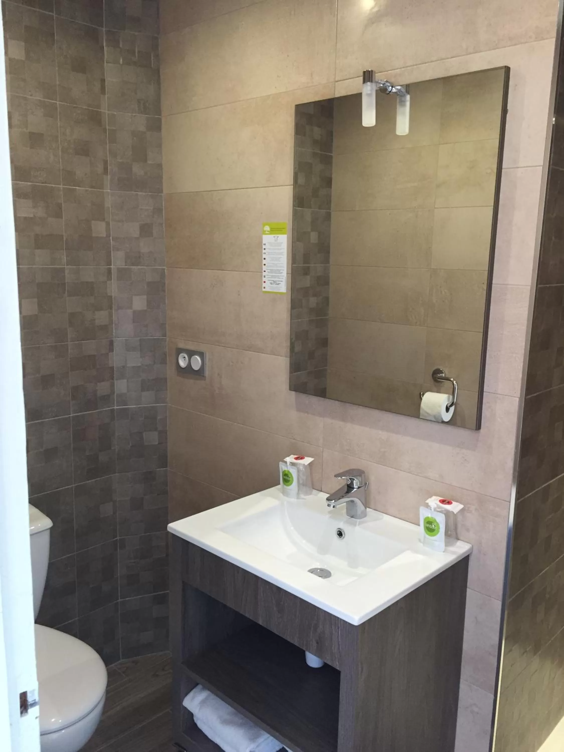 Toilet in Hôtel Mont-Brison