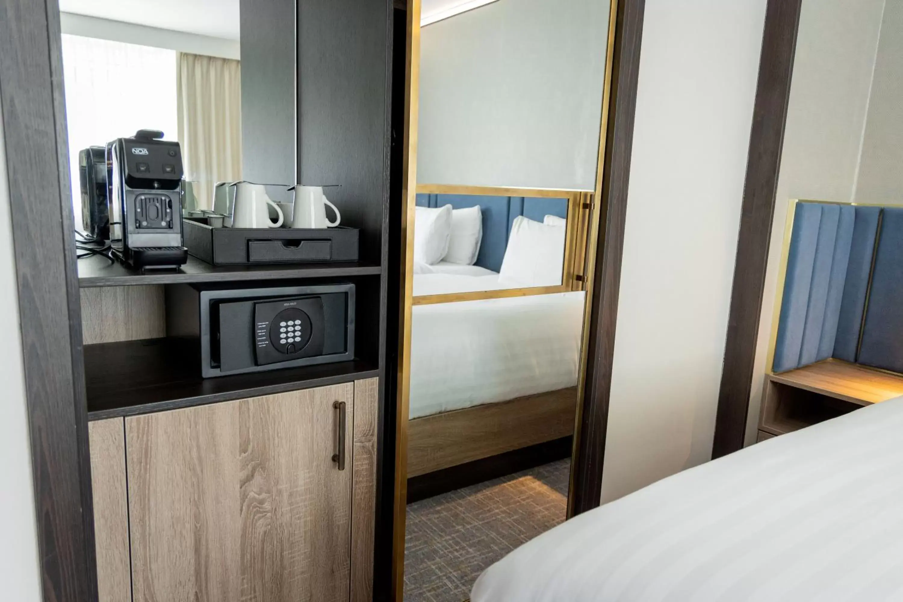 Coffee/tea facilities, Bed in Marks Tey Hotel Colchester Coffee/tea facilities, Bed in Marks Tey Hotel Colchester