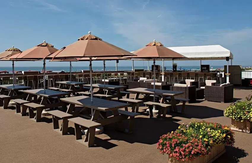 Restaurant/places to eat in Montreal Beach Resort