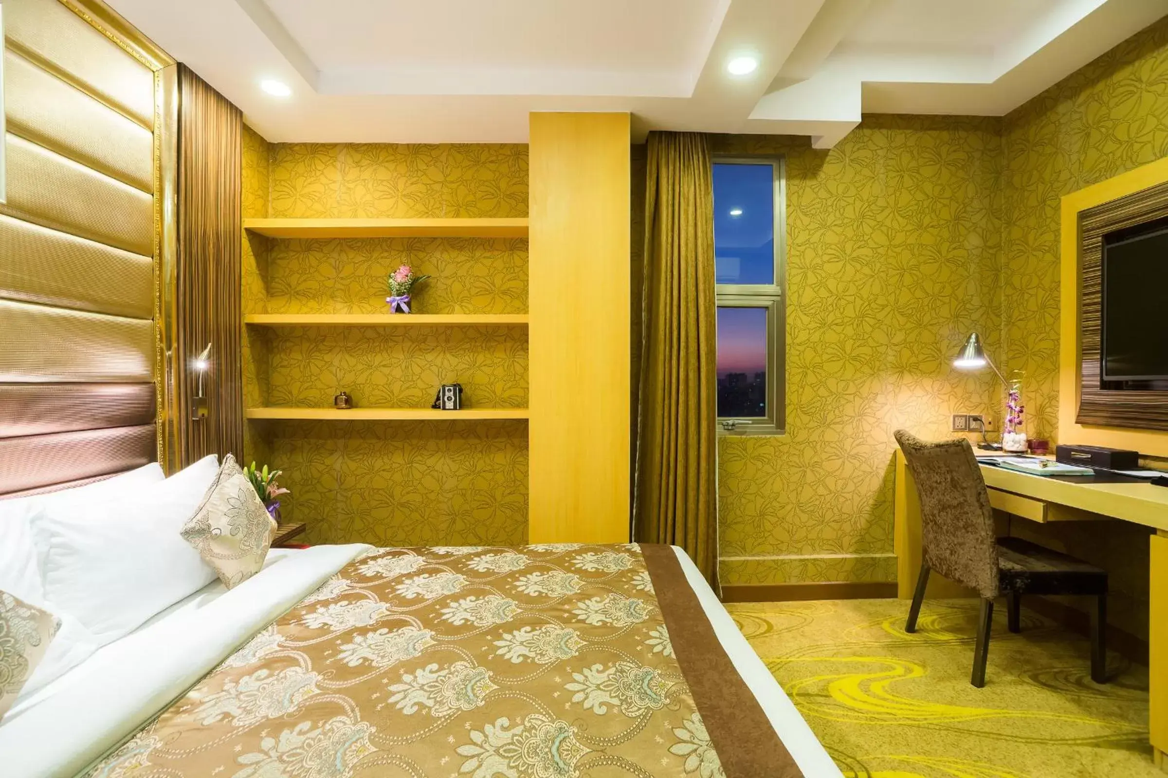 Bedroom, Bed in Best Western Chinatown Hotel