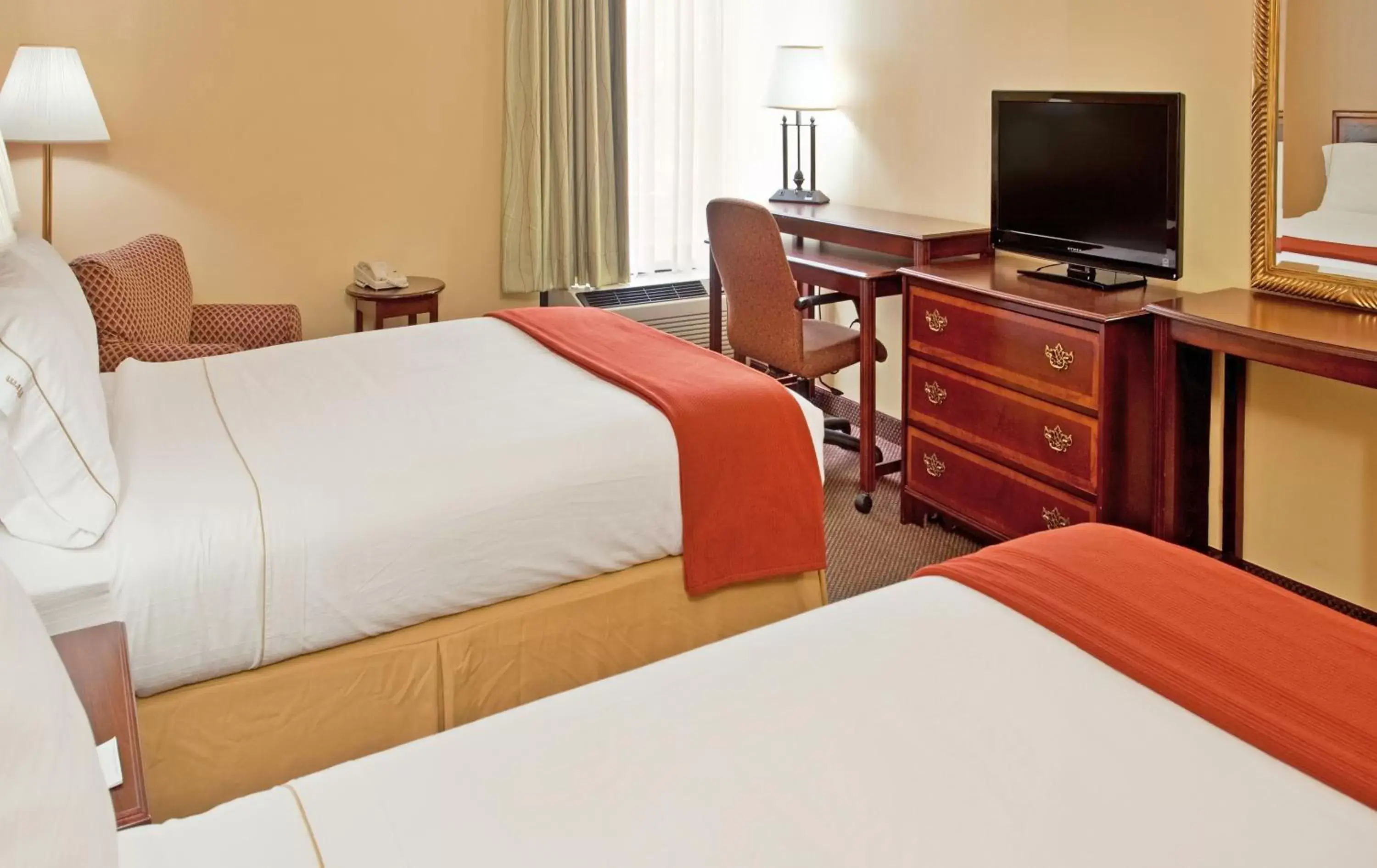 Bed in Holiday Inn Express Marshfield - Springfield Area, an IHG Hotel