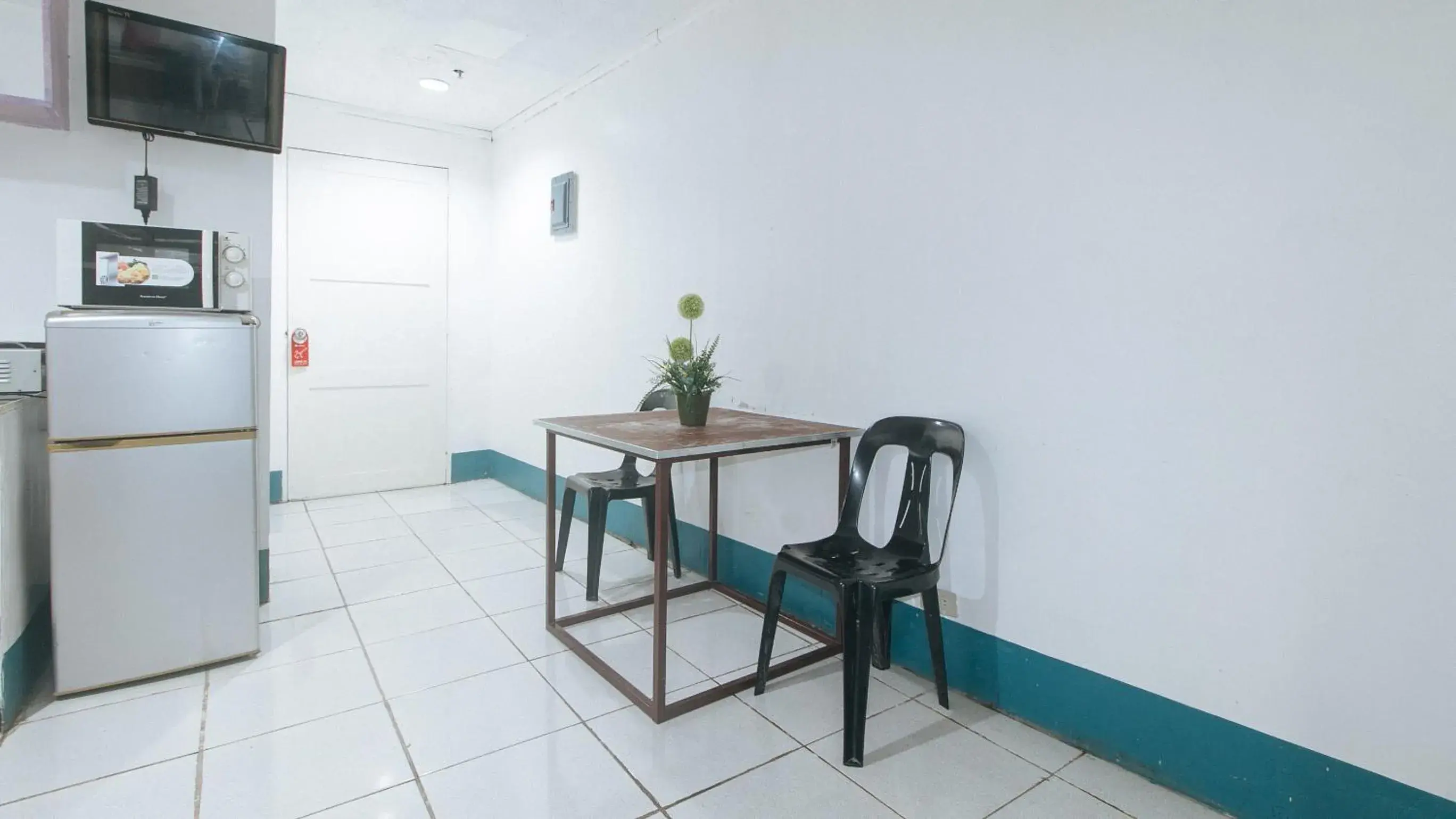 Seating area, Kitchen/Kitchenette in OYO 809 Crowne One Condo