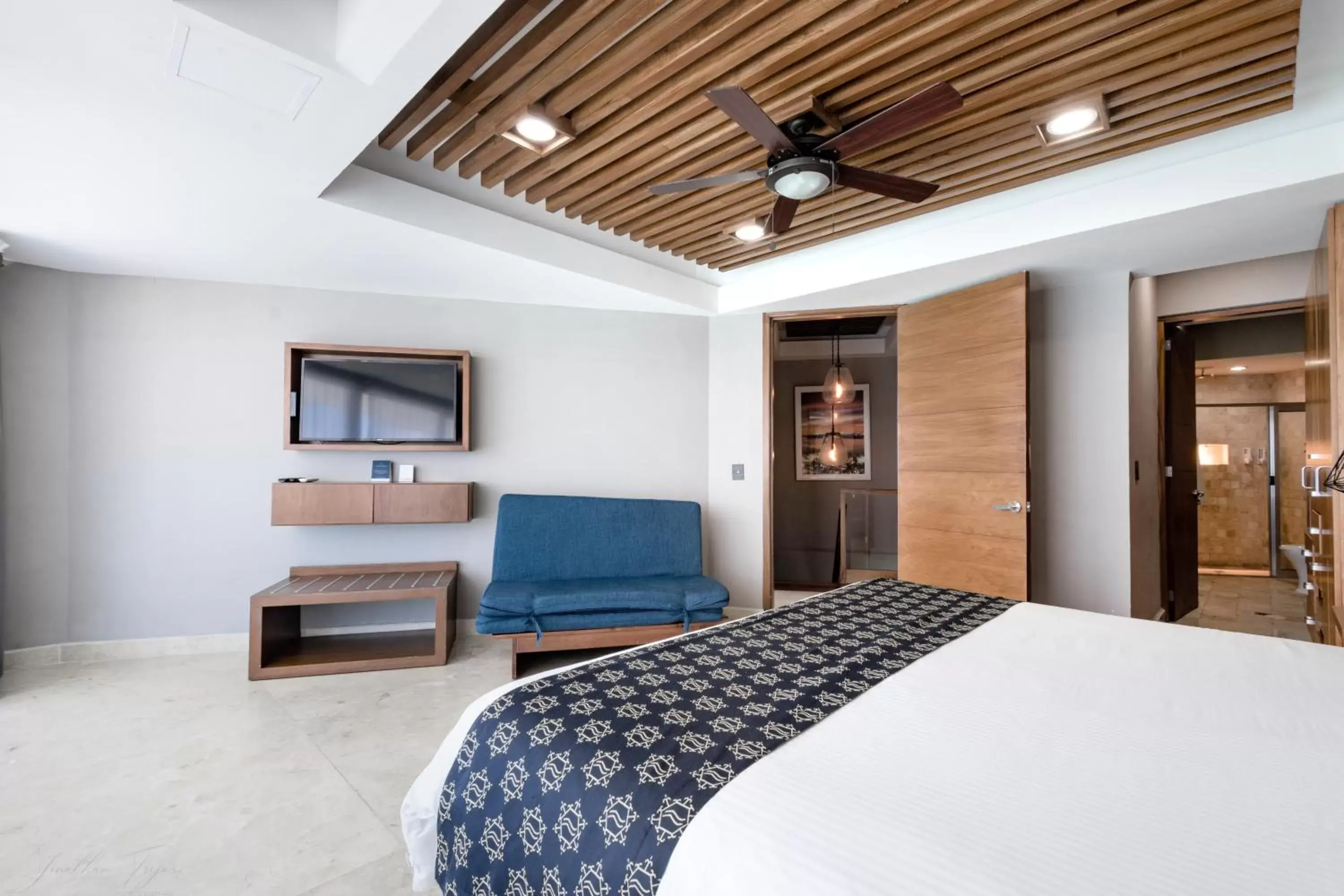 Bed, TV/Entertainment Center in Ocean Dream Cancun by GuruHotel