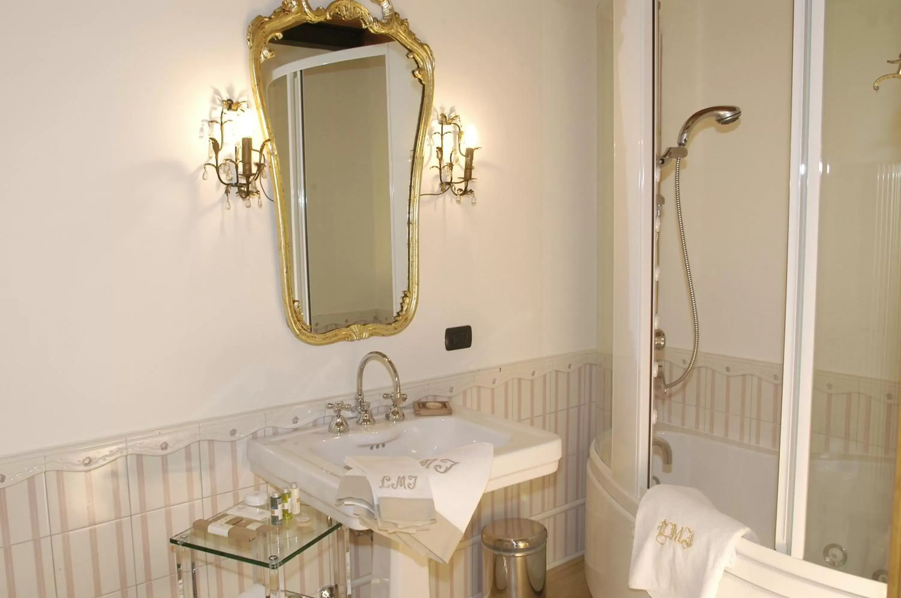 Bathroom in Hotel Locanda Dei Mai Intees