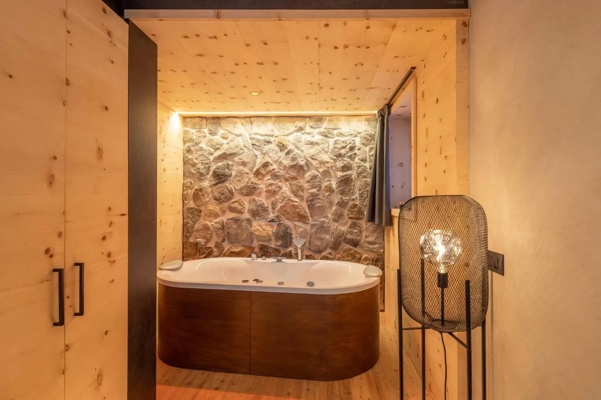 Hot Tub, Bathroom in La Roccia Wellness Hotel