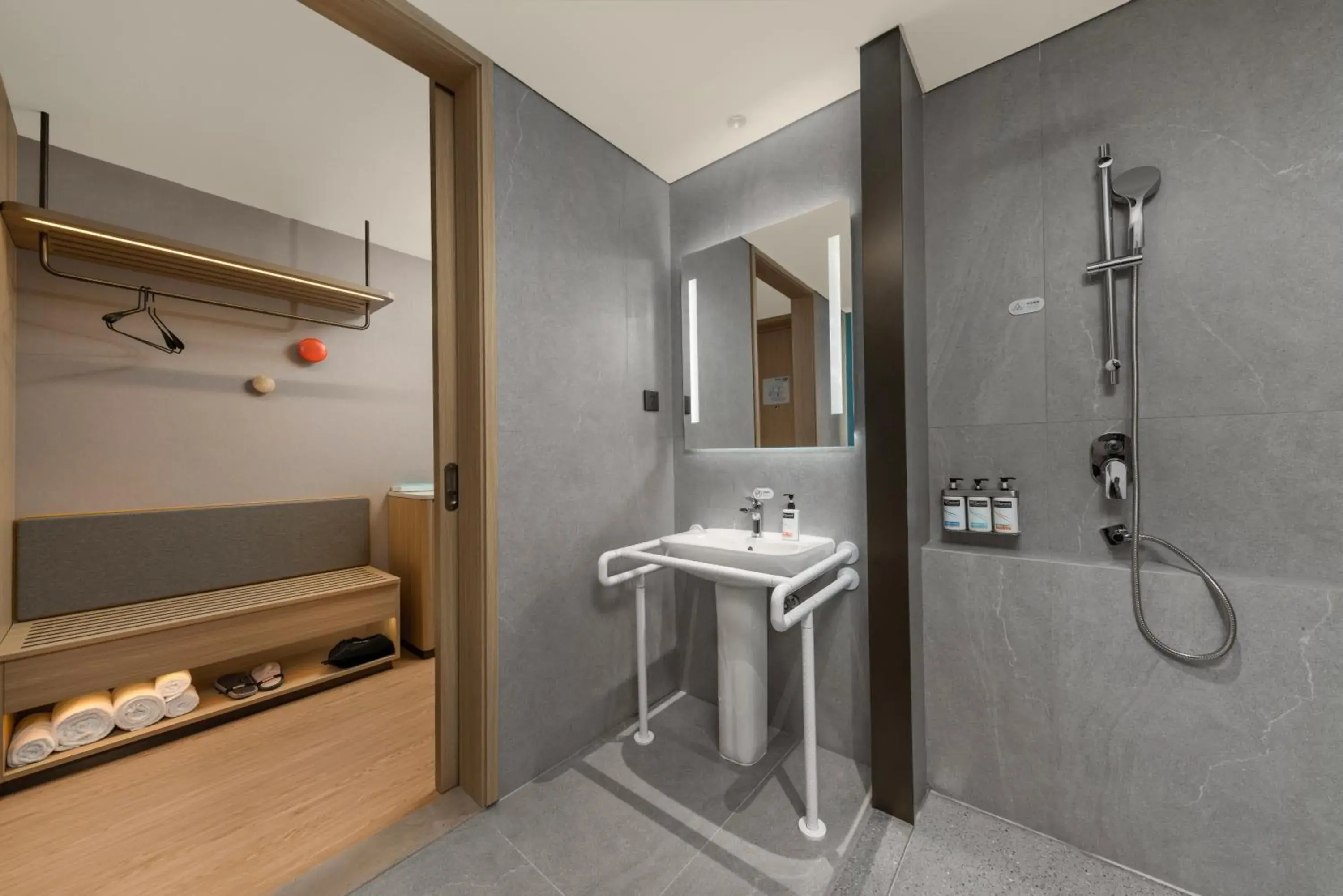 Shower, Bathroom in Holiday Inn Express Jiangmen Yinhu Bay, an IHG Hotel