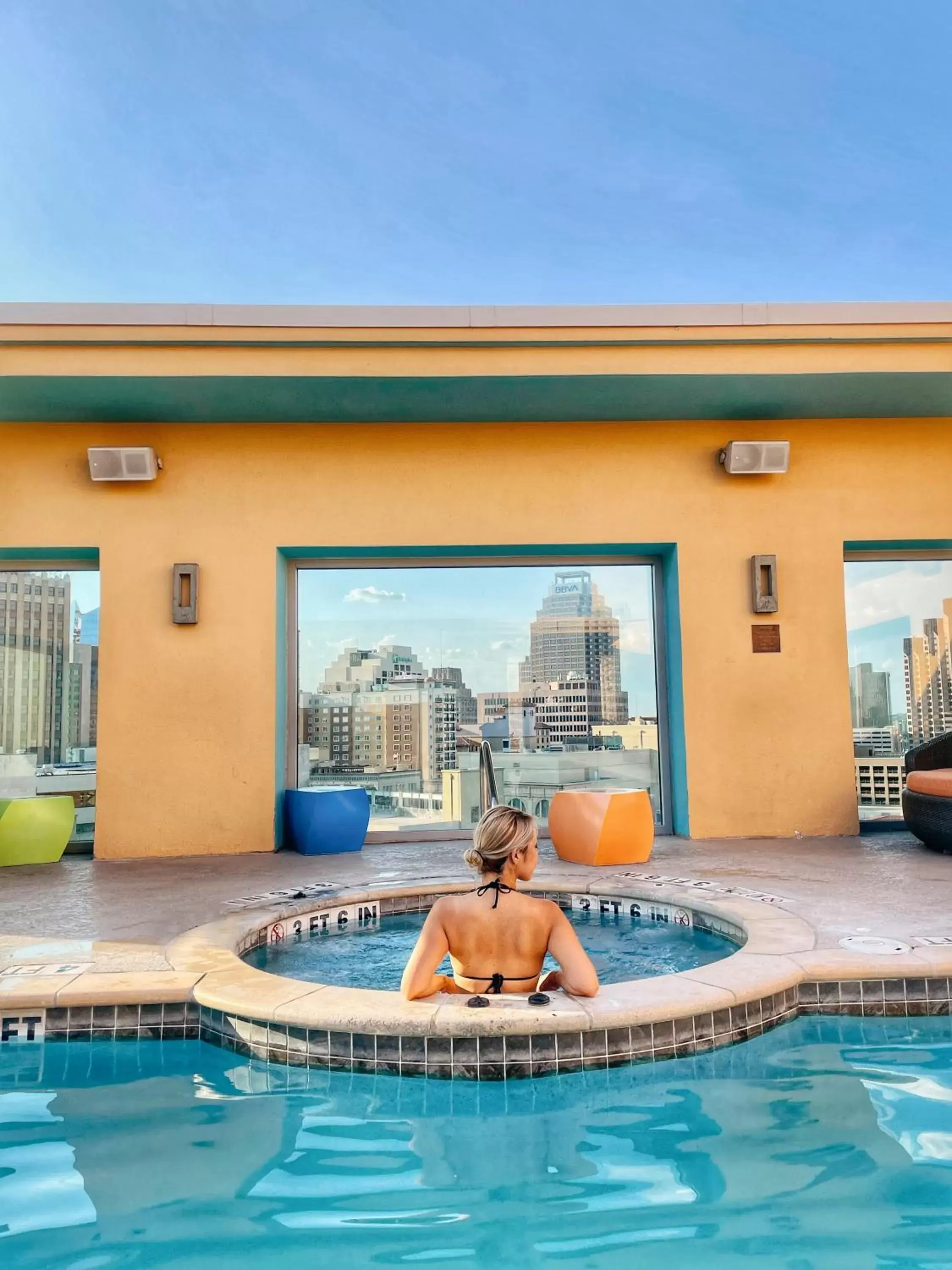 Hot Tub, Swimming Pool in Hotel Contessa -Suites on the Riverwalk
