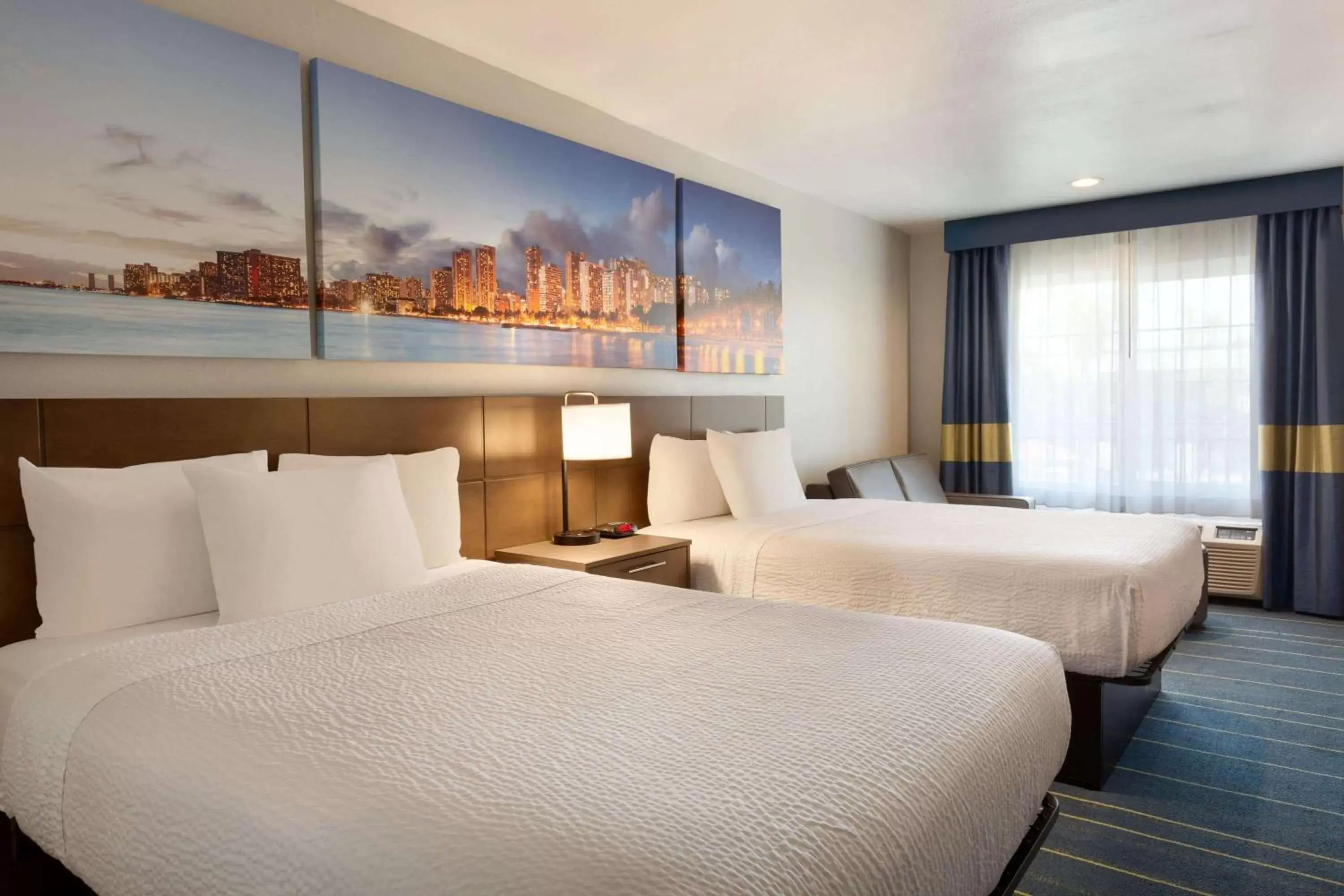 Bedroom, Bed in Days Inn & Suites by Wyndham Anaheim At Disneyland Park