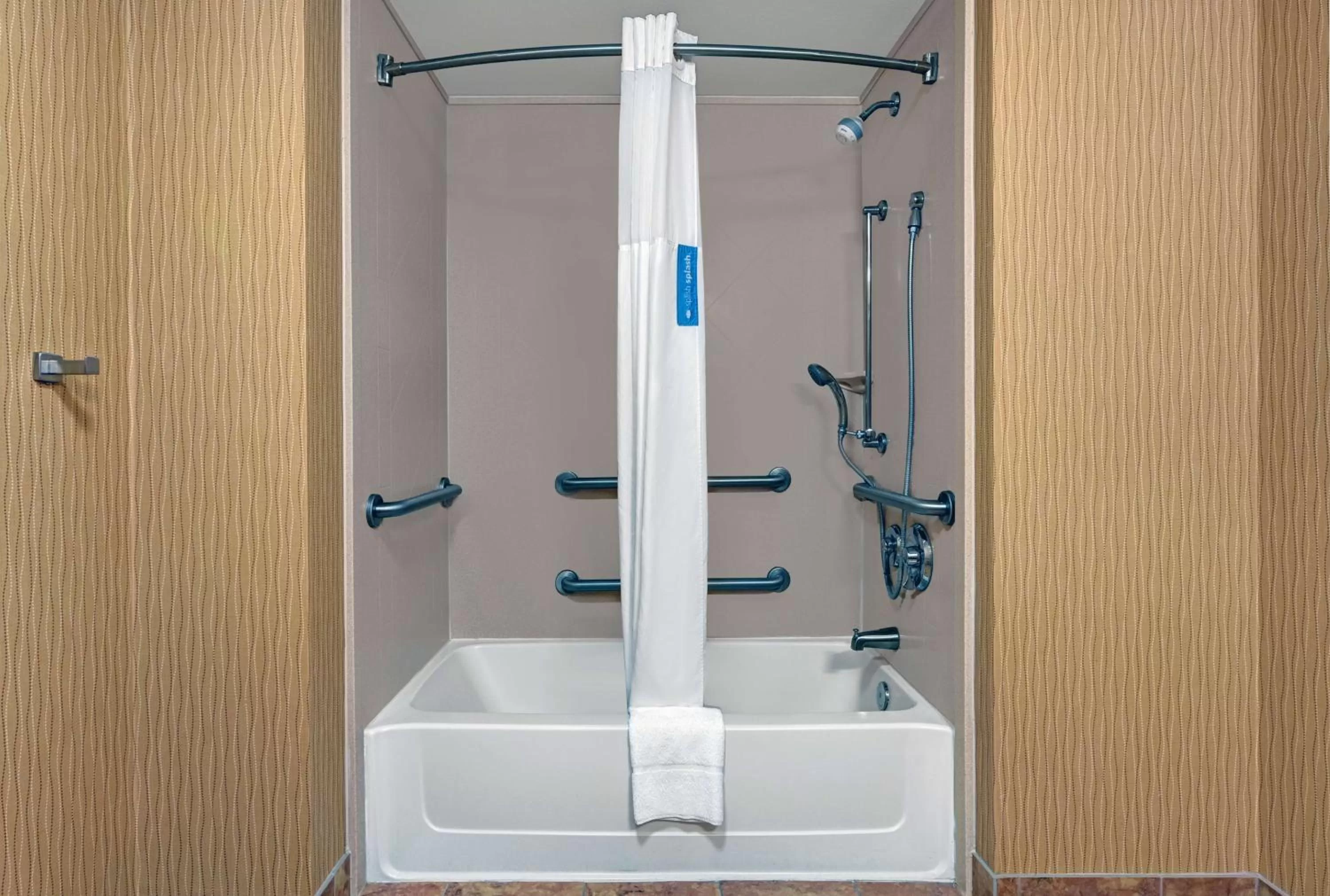 Bathroom in Hampton Inn Deming