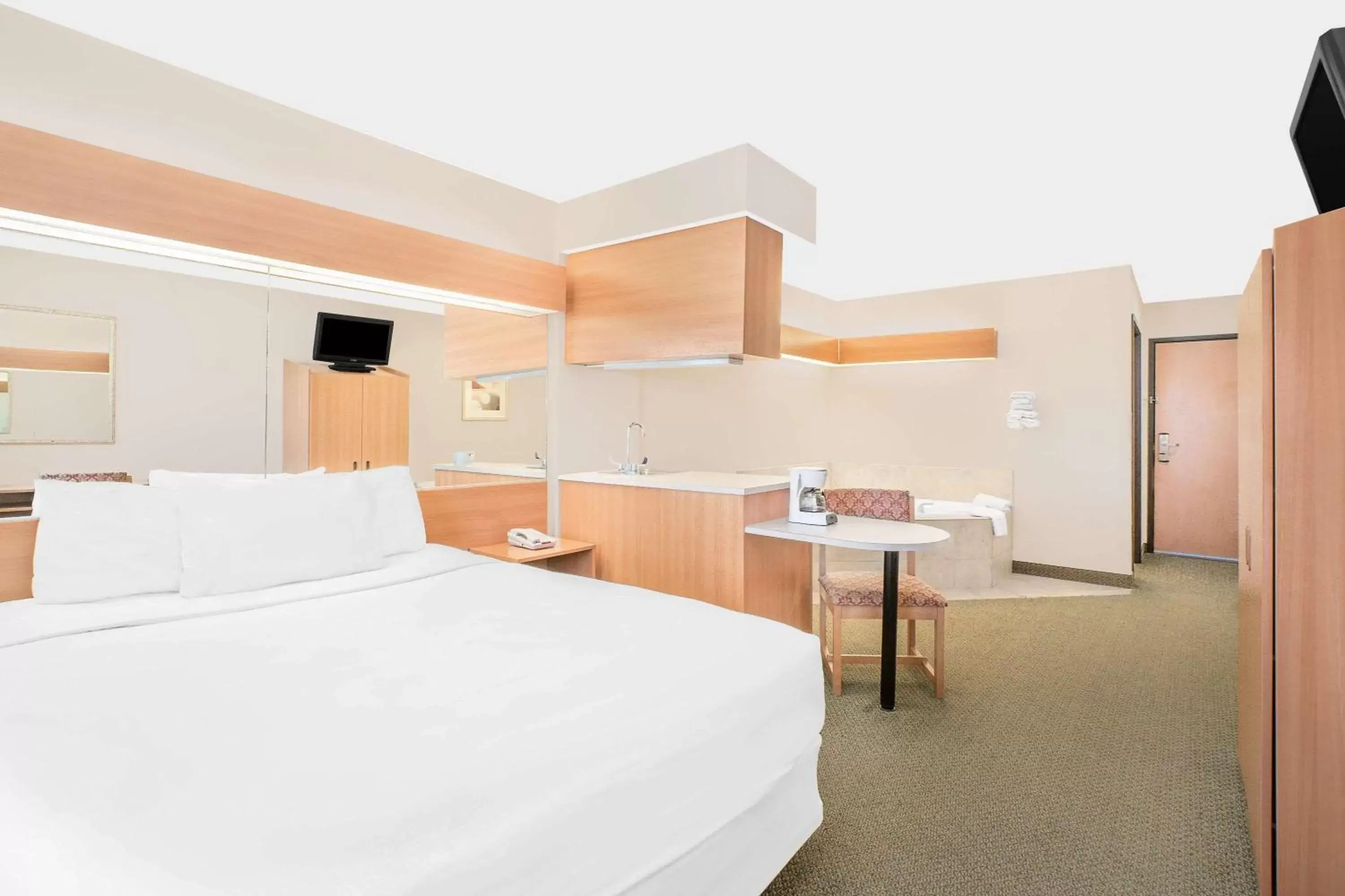 Photo of the whole room, Bed in Microtel Inn & Suites by Wyndham Colfax