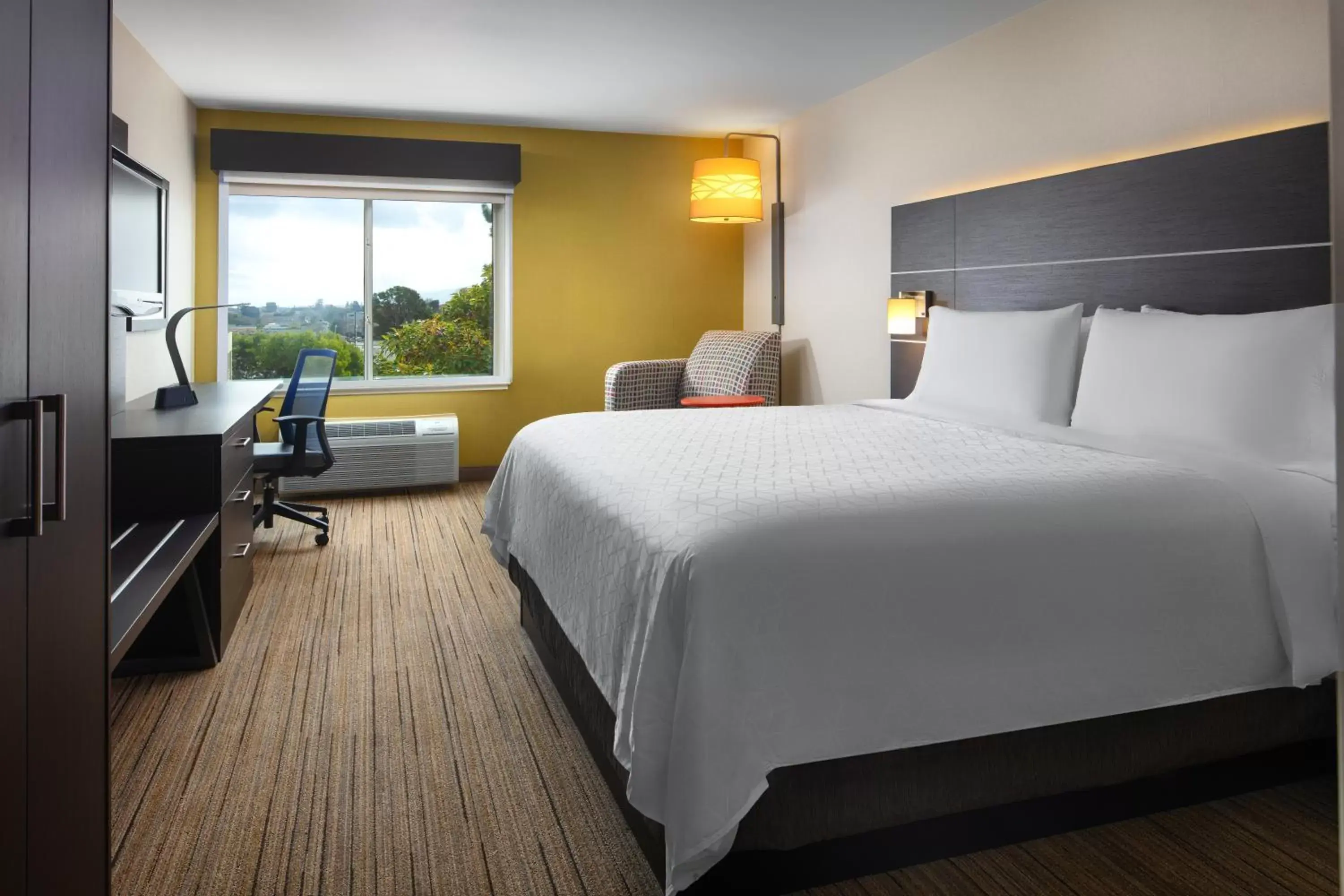 Photo of the whole room, Bed in Holiday Inn Express Hotel & Suites Belmont, an IHG Hotel