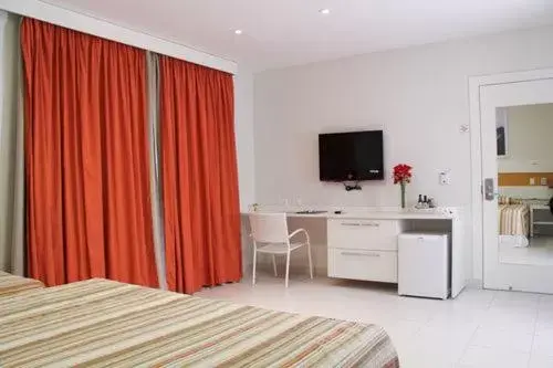 Bed, TV/Entertainment Center in Hotel Port Louis