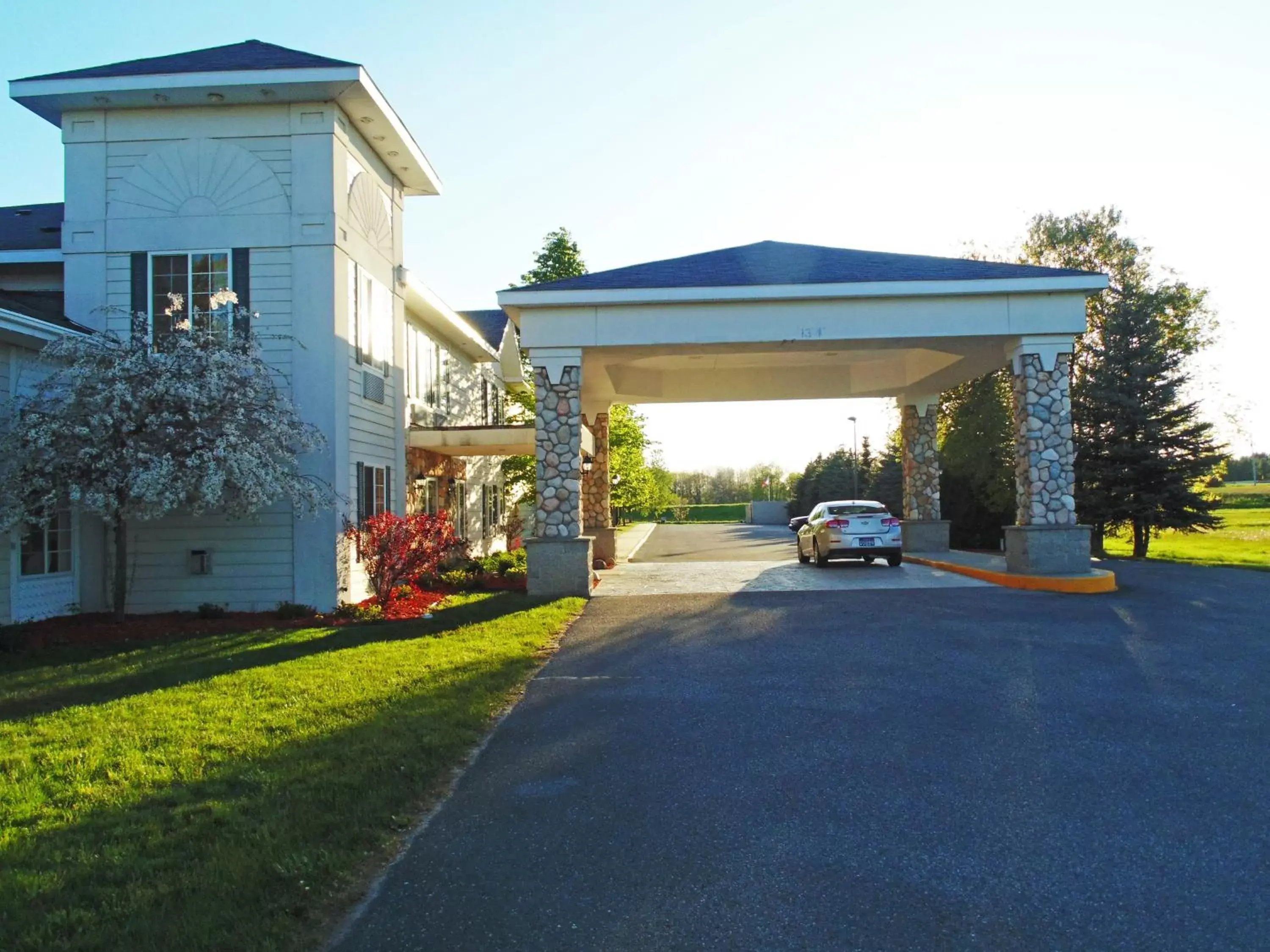 Facade/entrance, Property Building in American Inn and Suites Houghton Lake