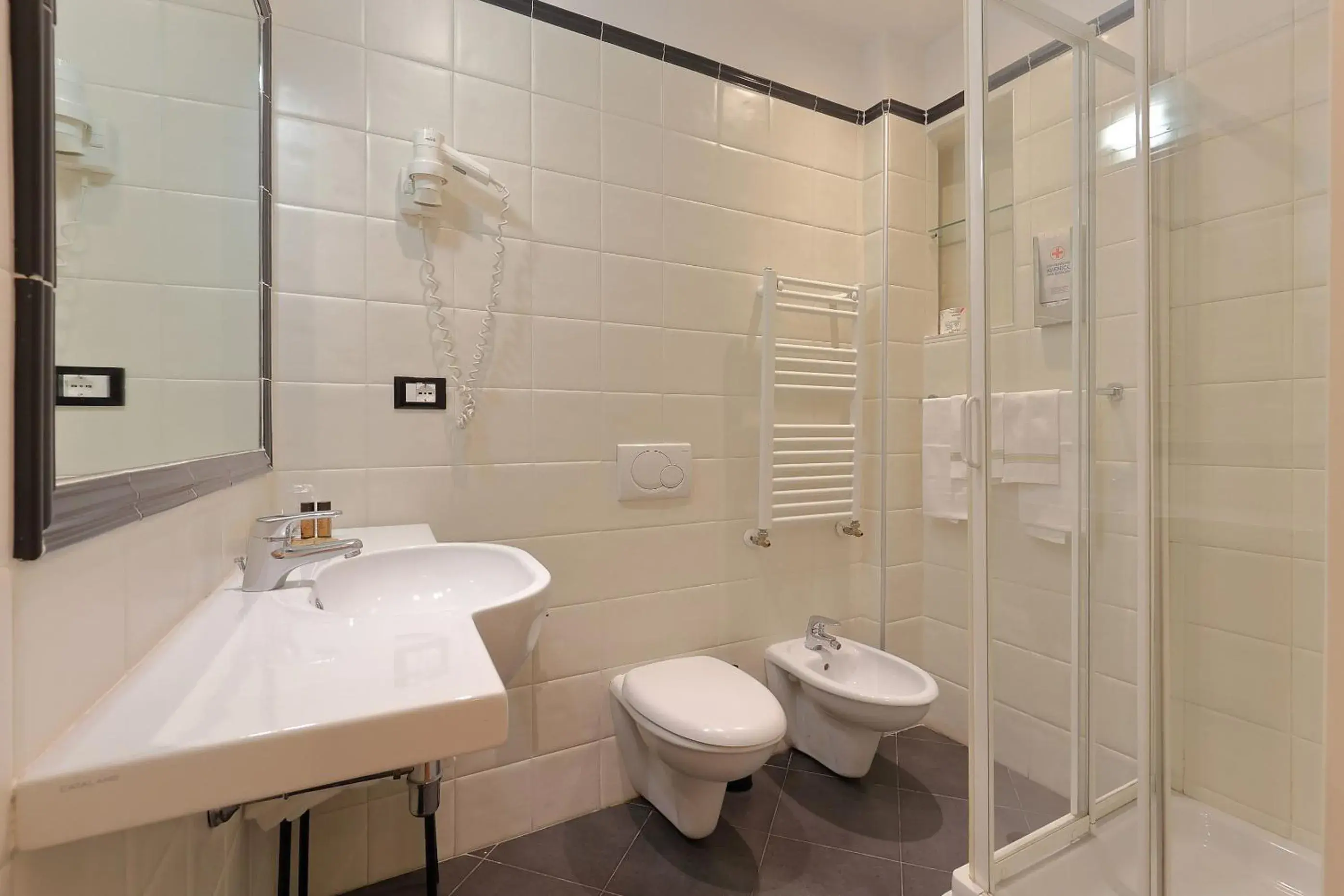 Shower, Bathroom in Hotel Cimabue