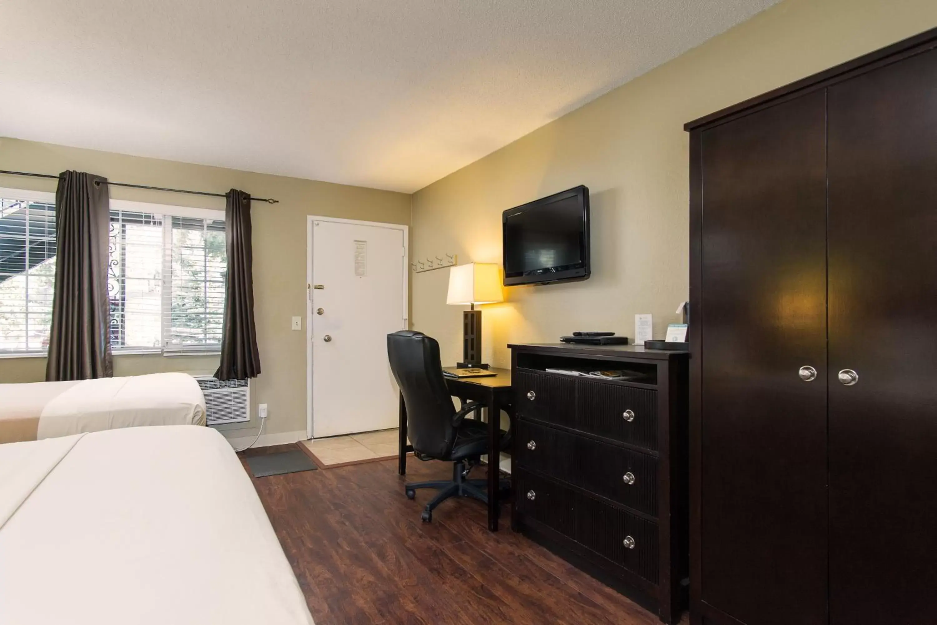 Photo of the whole room, TV/Entertainment Center in Heavenly Inn Lake Tahoe