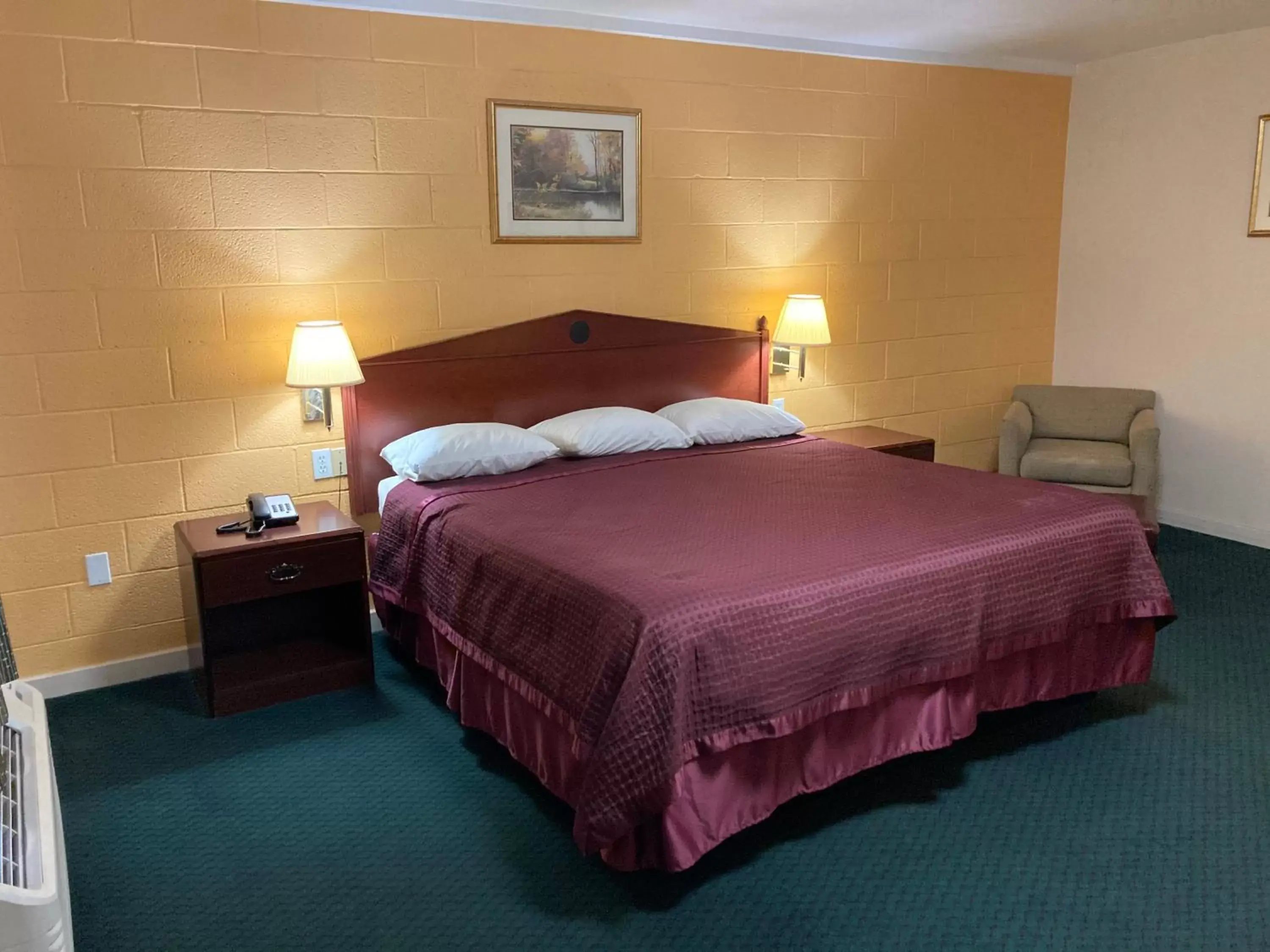 Living room, Bed in Childress Inn