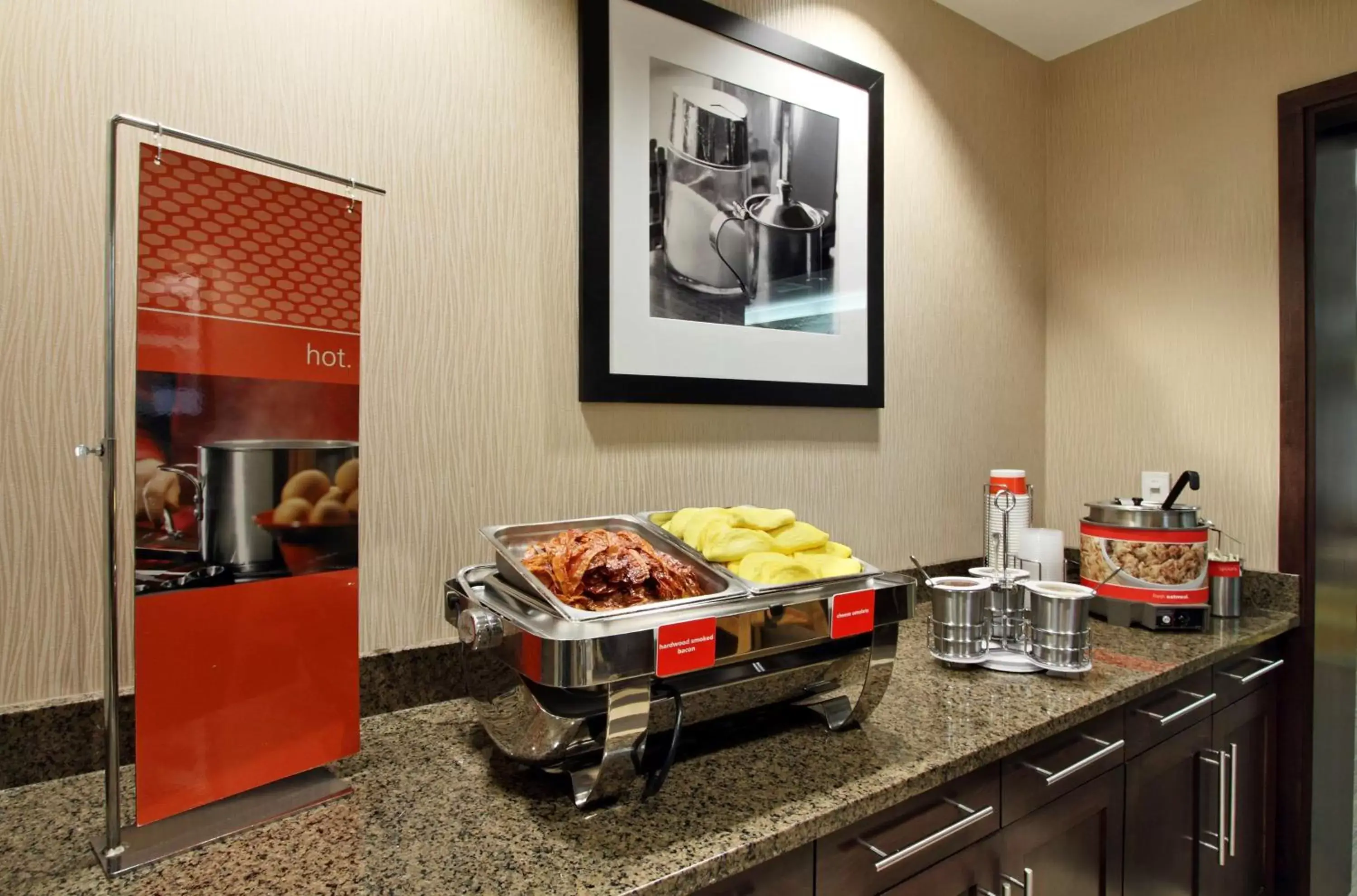 Dining area in Hampton Inn Hagerstown