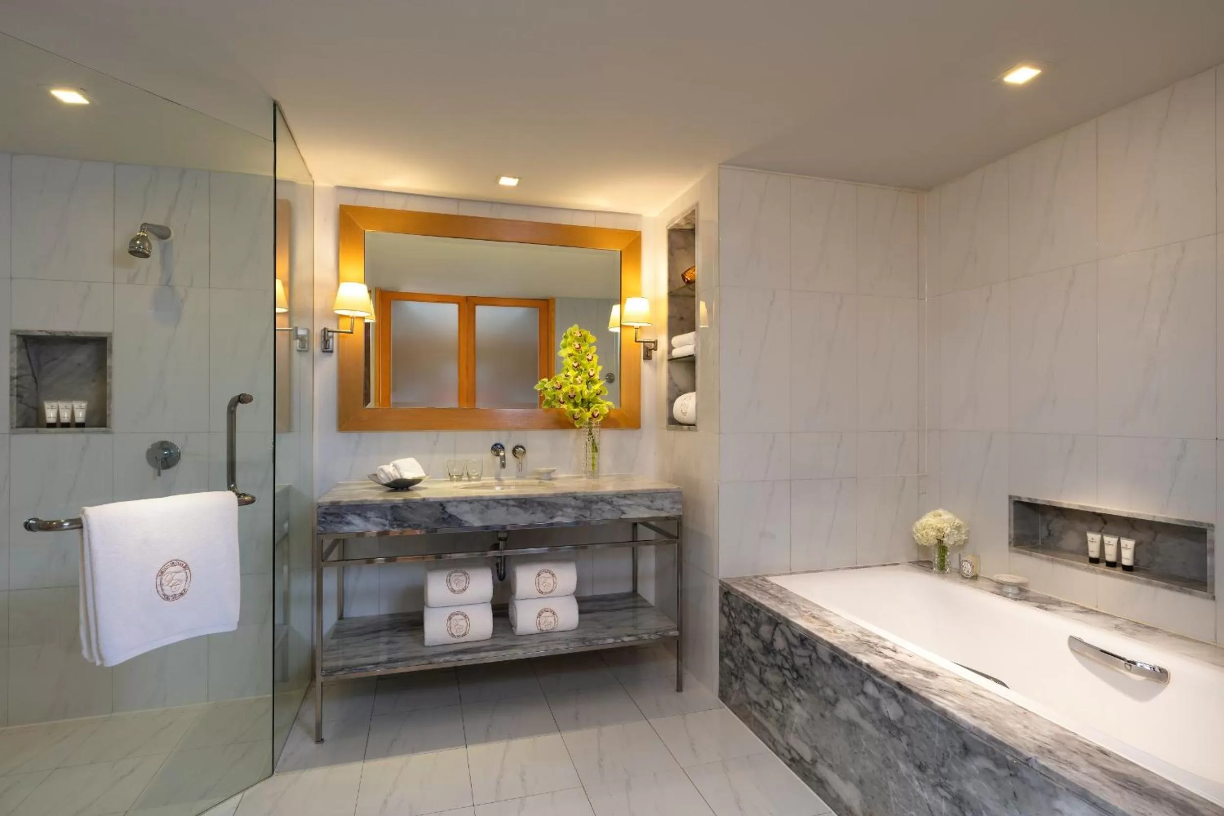 Shower in lebua at State Tower