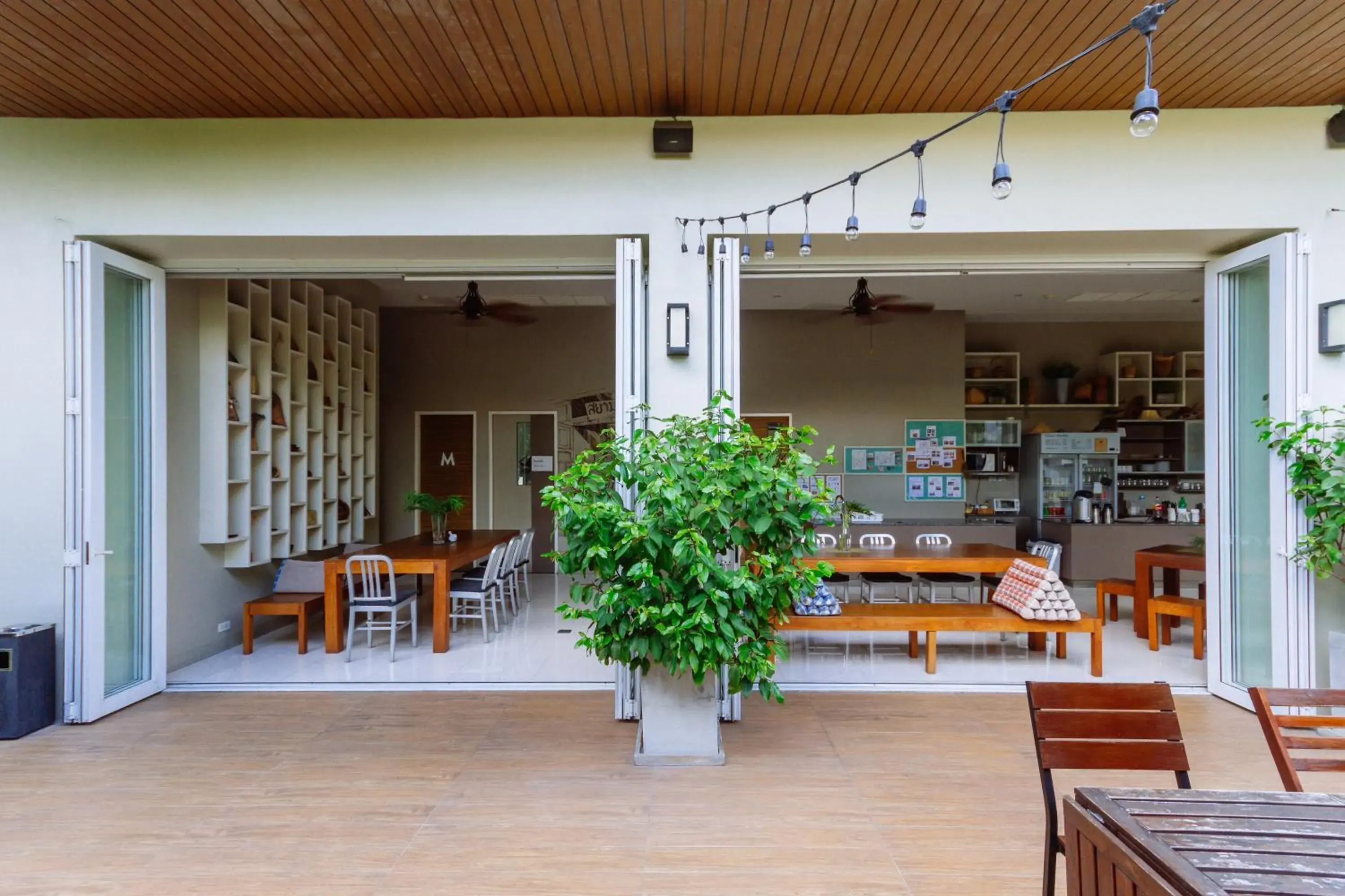Restaurant/Places to Eat in Siamaze Hostel