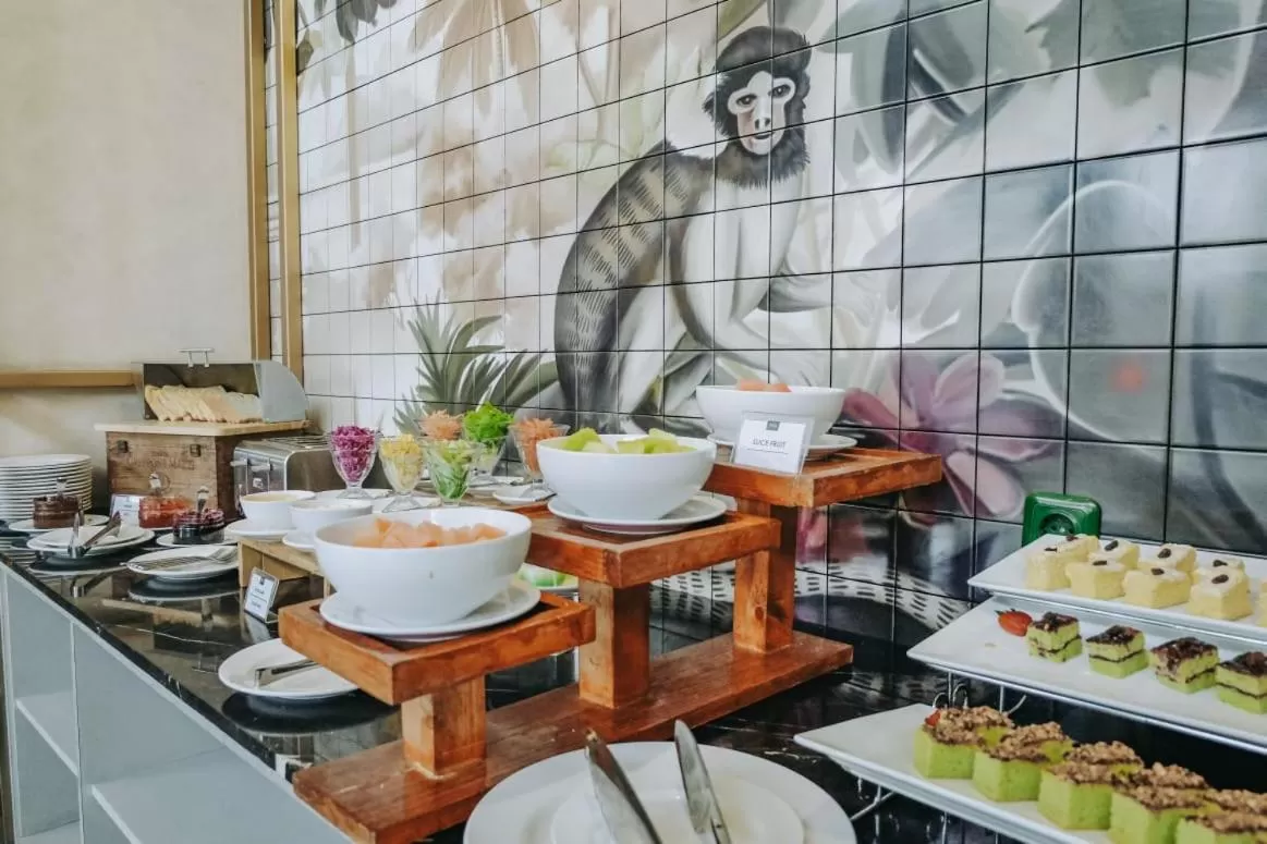 Restaurant/places to eat in Neo Hotel Puri Indah