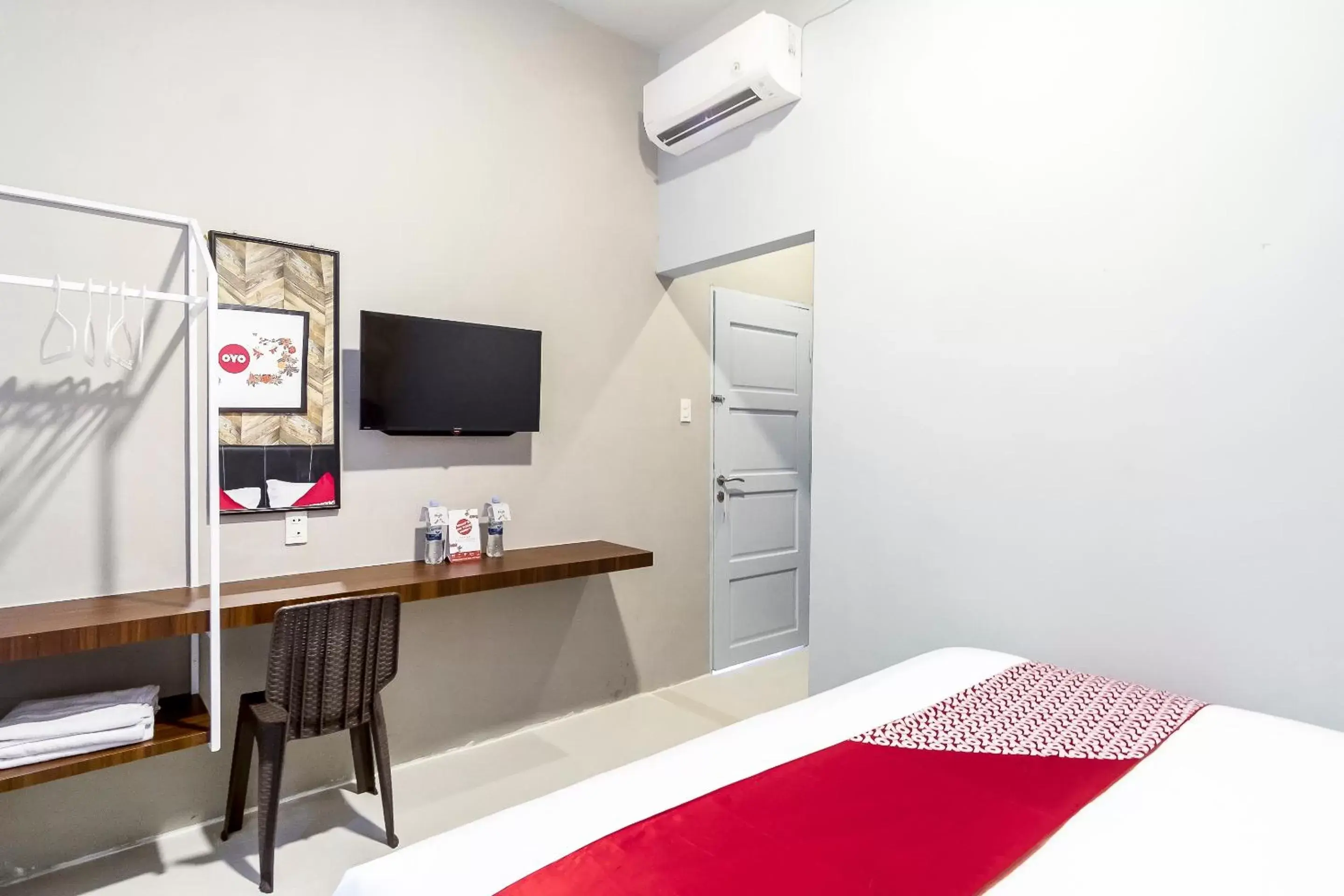 Bedroom, TV/Entertainment Center in Super OYO 360 Mangaan Residence