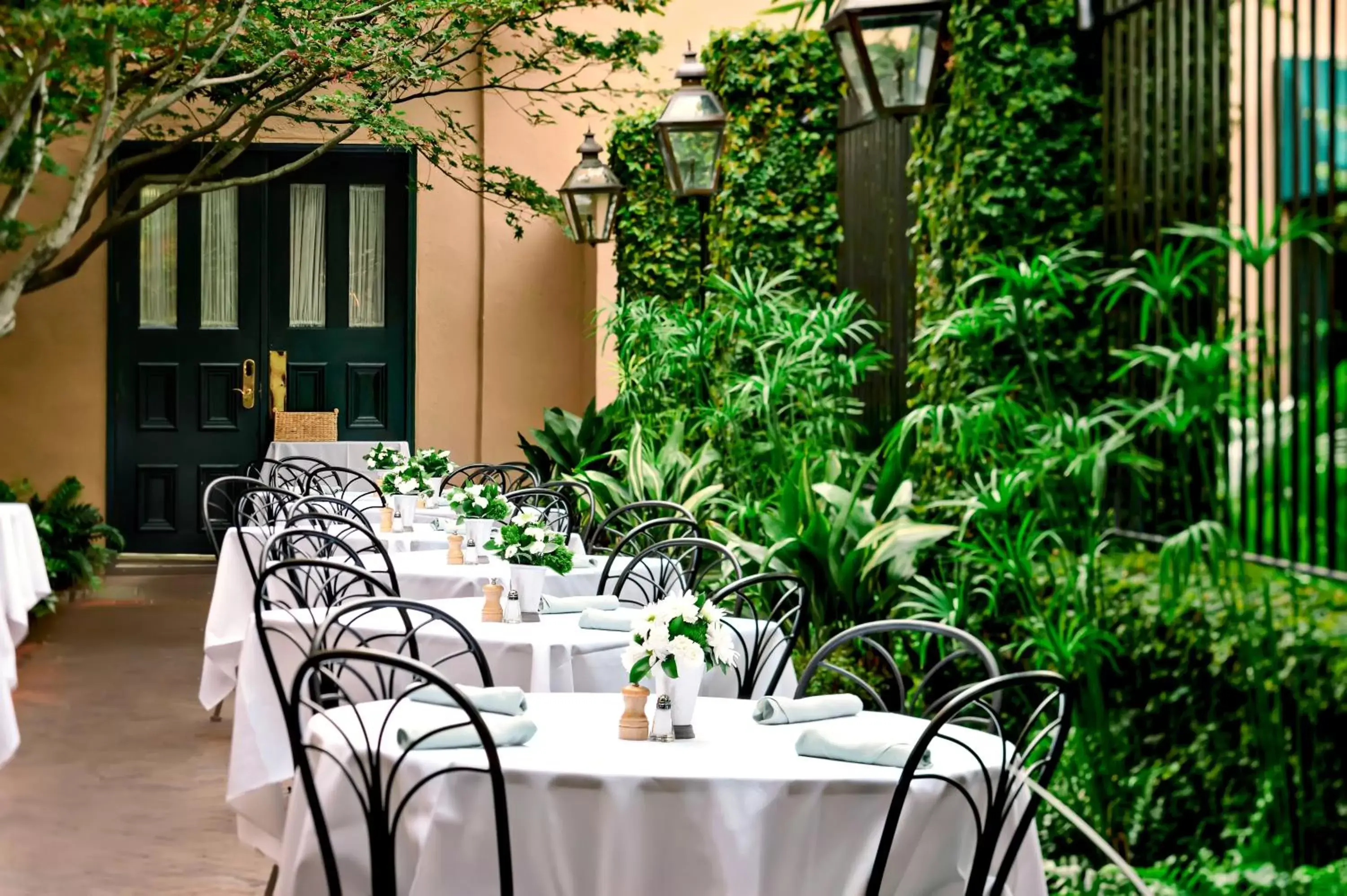 Patio, Restaurant/Places to Eat in Planters Inn - Charleston