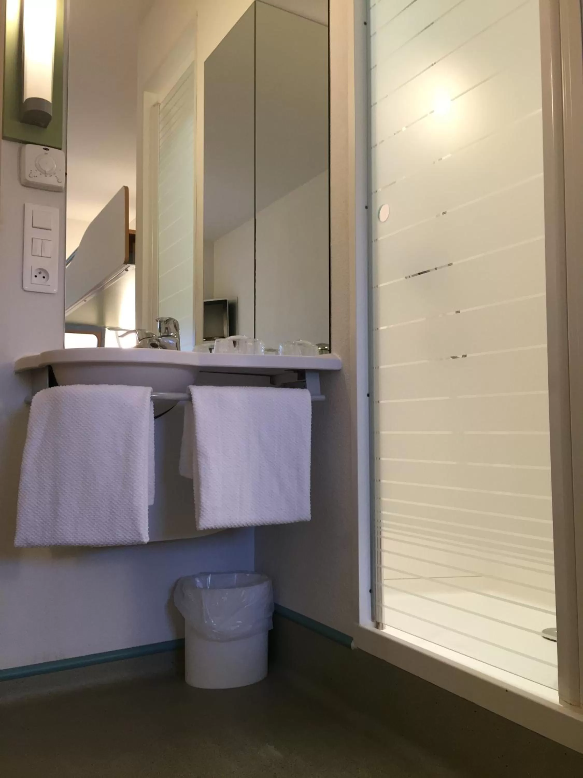 Photo of the whole room in ibis budget Niort - La Crèche