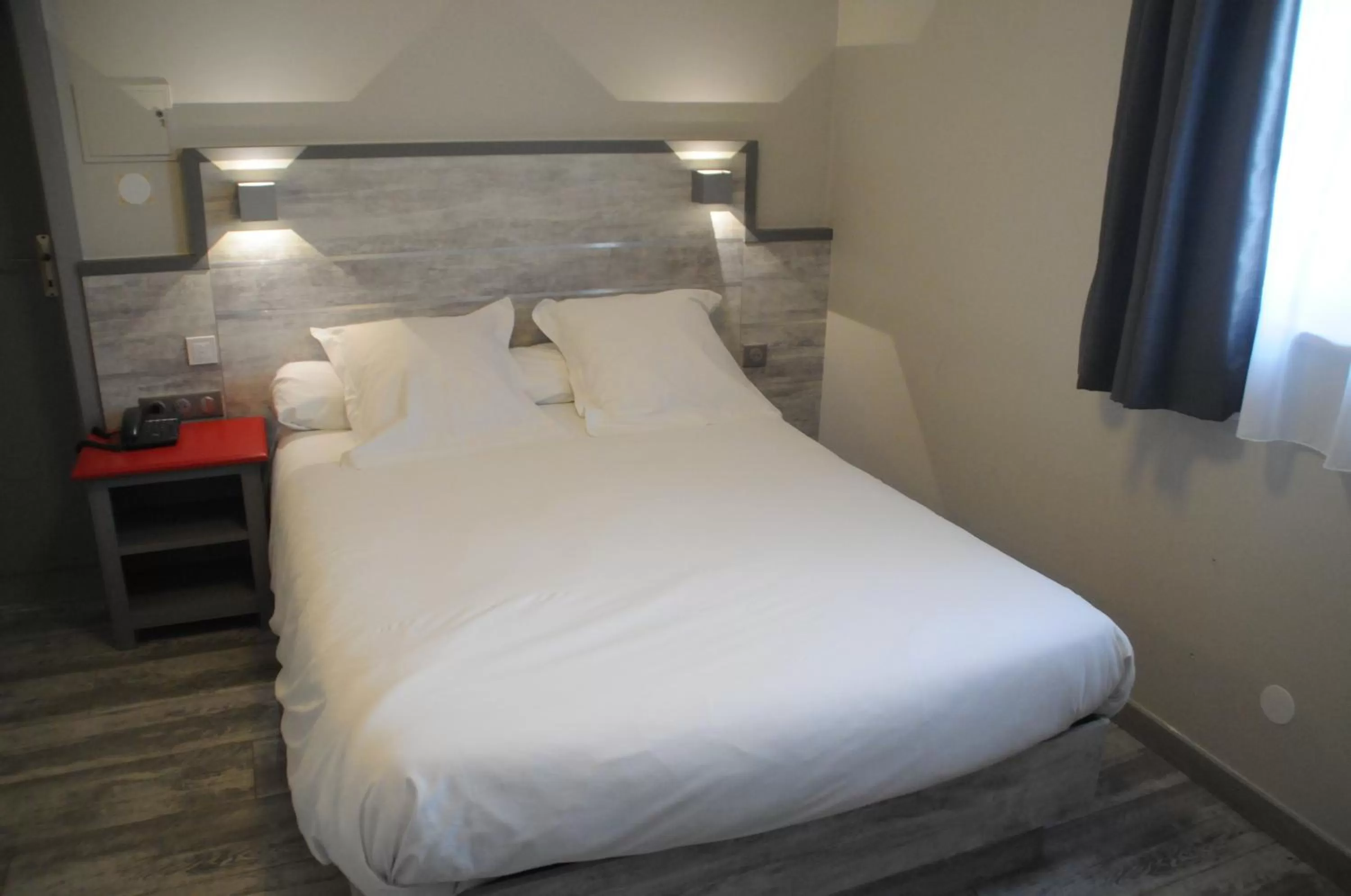 Bed in Hotel Restaurant Au Parc des Cigognes