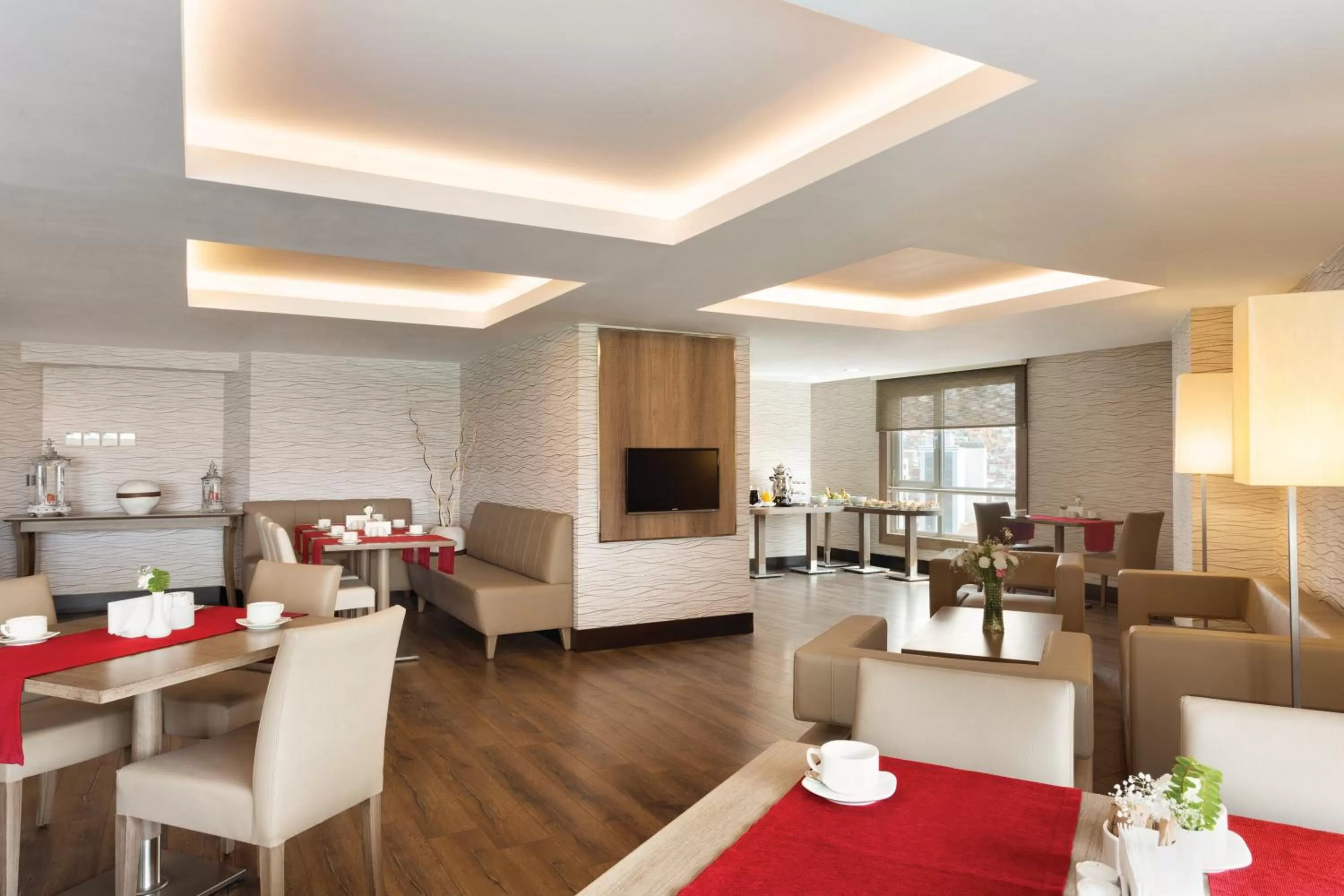 Lounge or bar in Ramada Plaza By Wyndham Izmir
