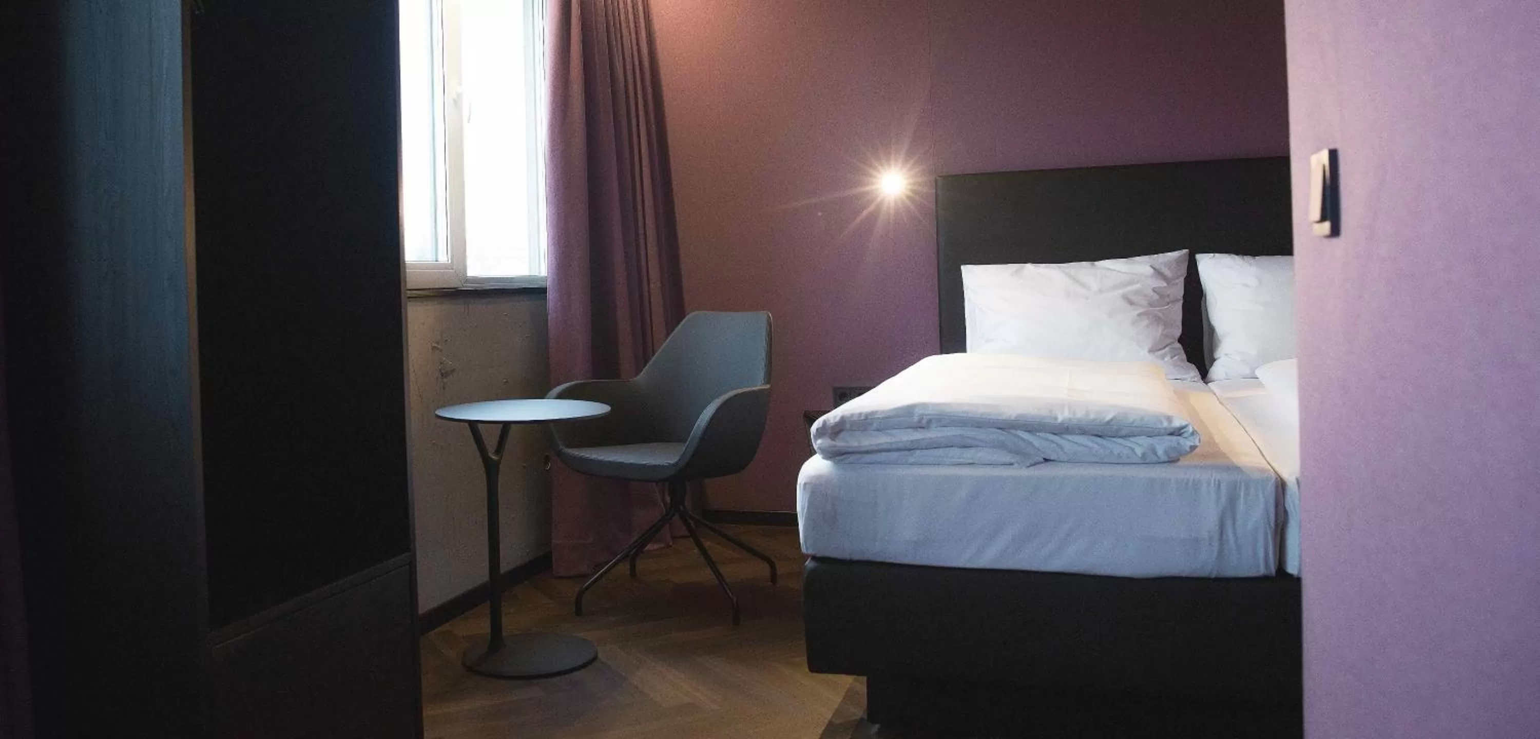 Seating area, Bed in Roomreich