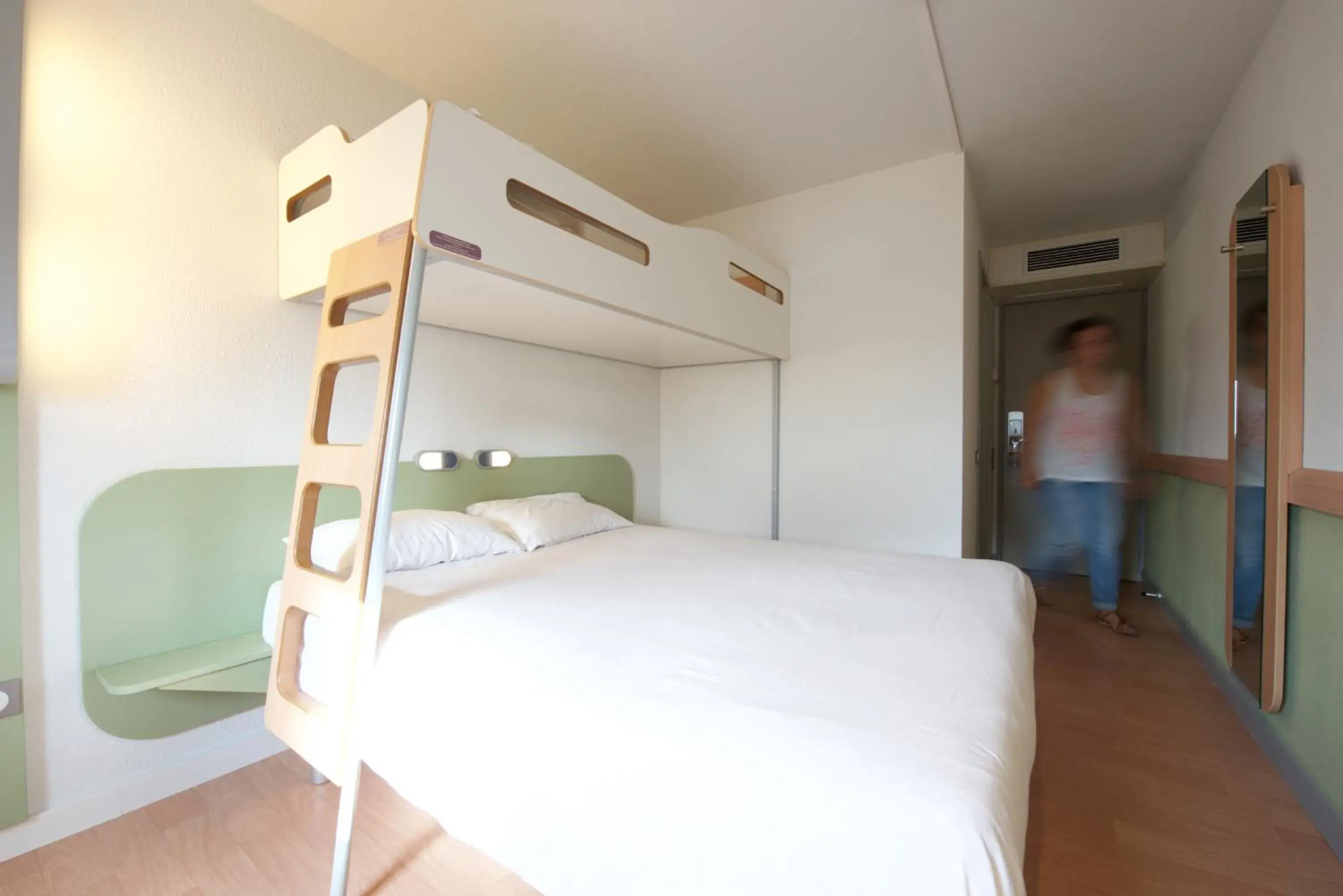 Photo of the whole room in ibis budget Pau Lescar