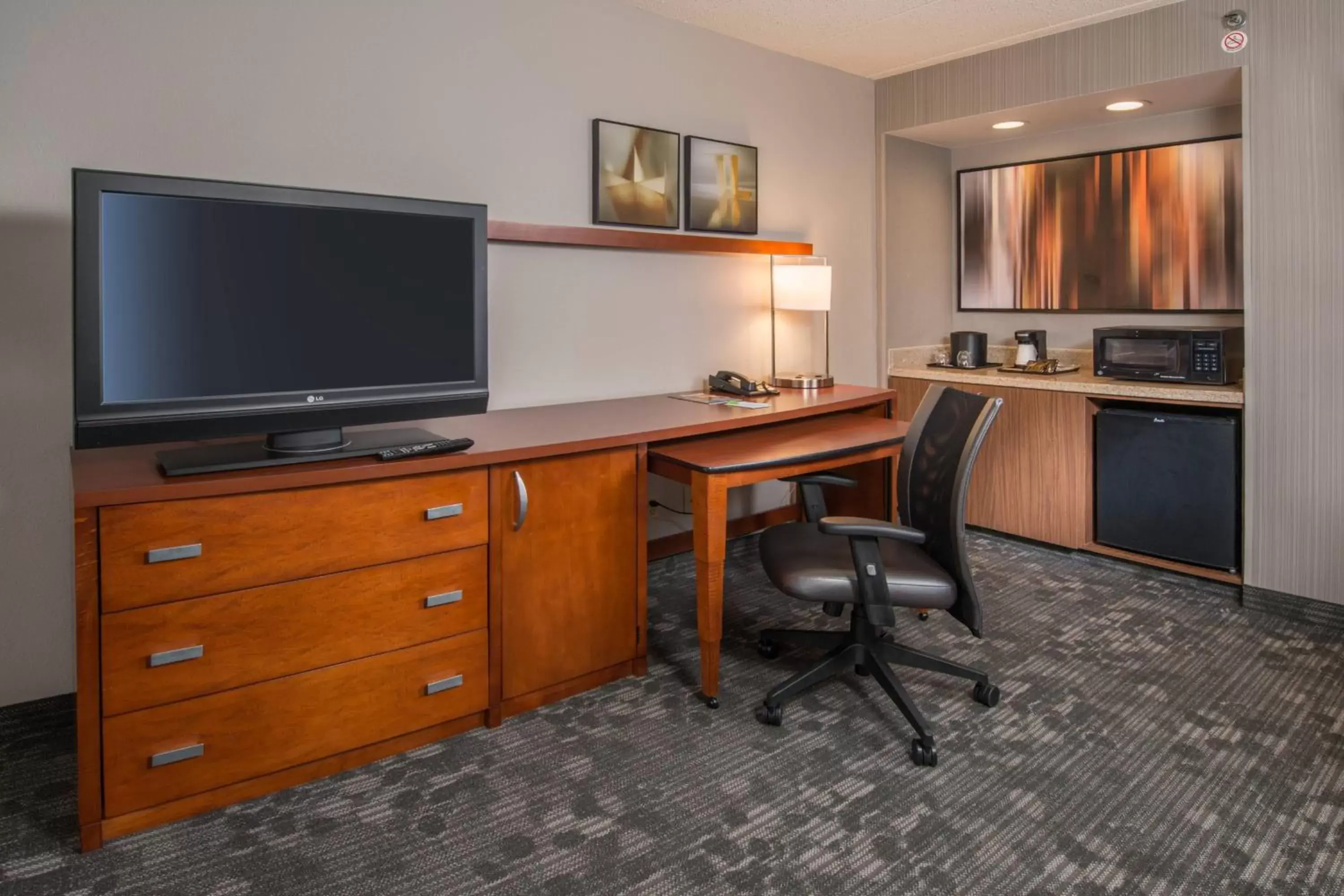 Kitchen or kitchenette, TV/Entertainment Center in Courtyard by Marriott Fairfax Fair Oaks