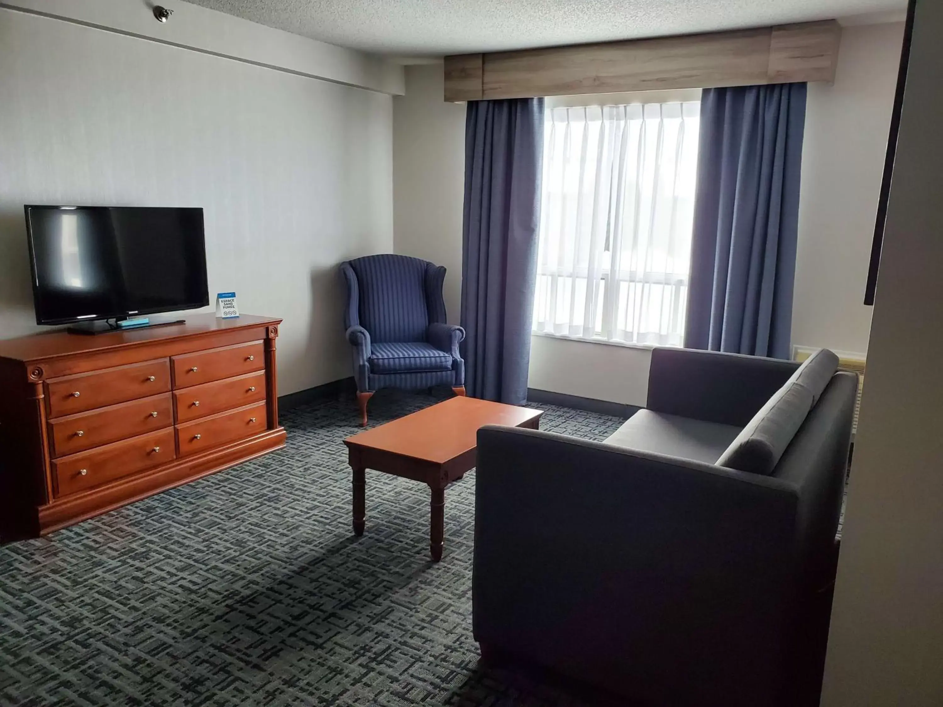 Photo of the whole room, TV/Entertainment Center in Best Western Hotel Brossard