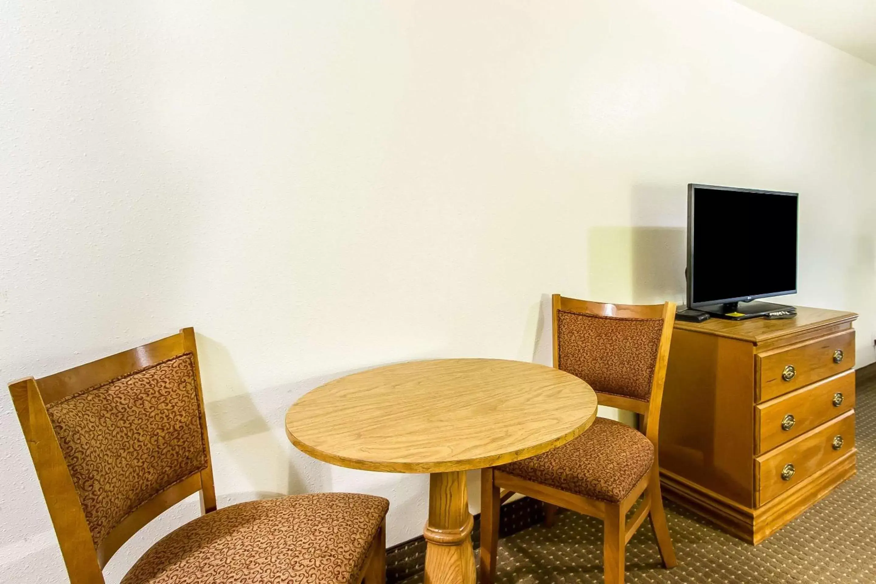 Photo of the whole room, TV/Entertainment Center in Econo Lodge Inn & Suites