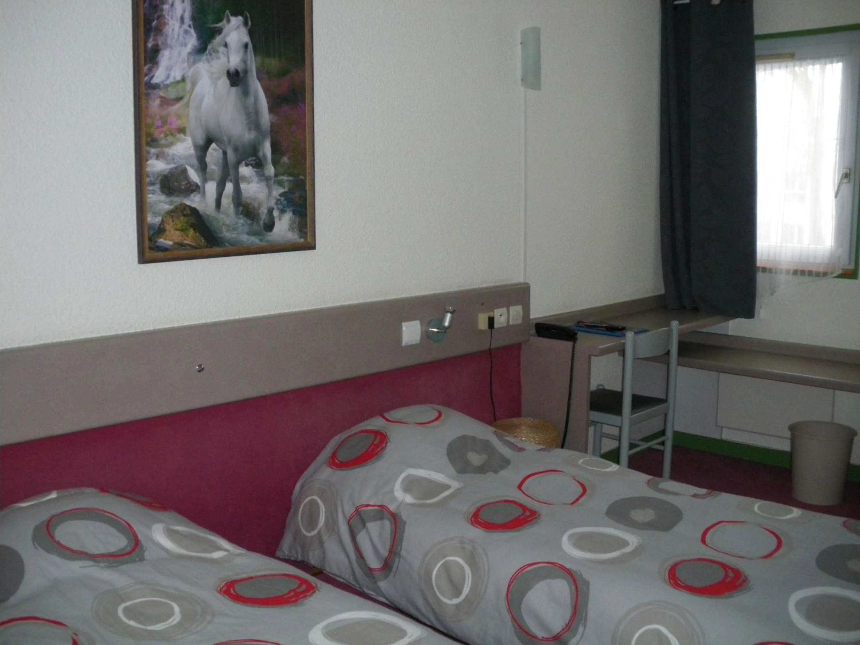 Photo of the whole room, Bed in Contact Hôtel Come Inn