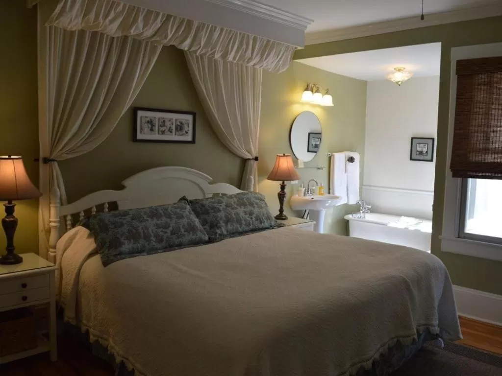 Bedroom, Bed in Red Rocker Inn