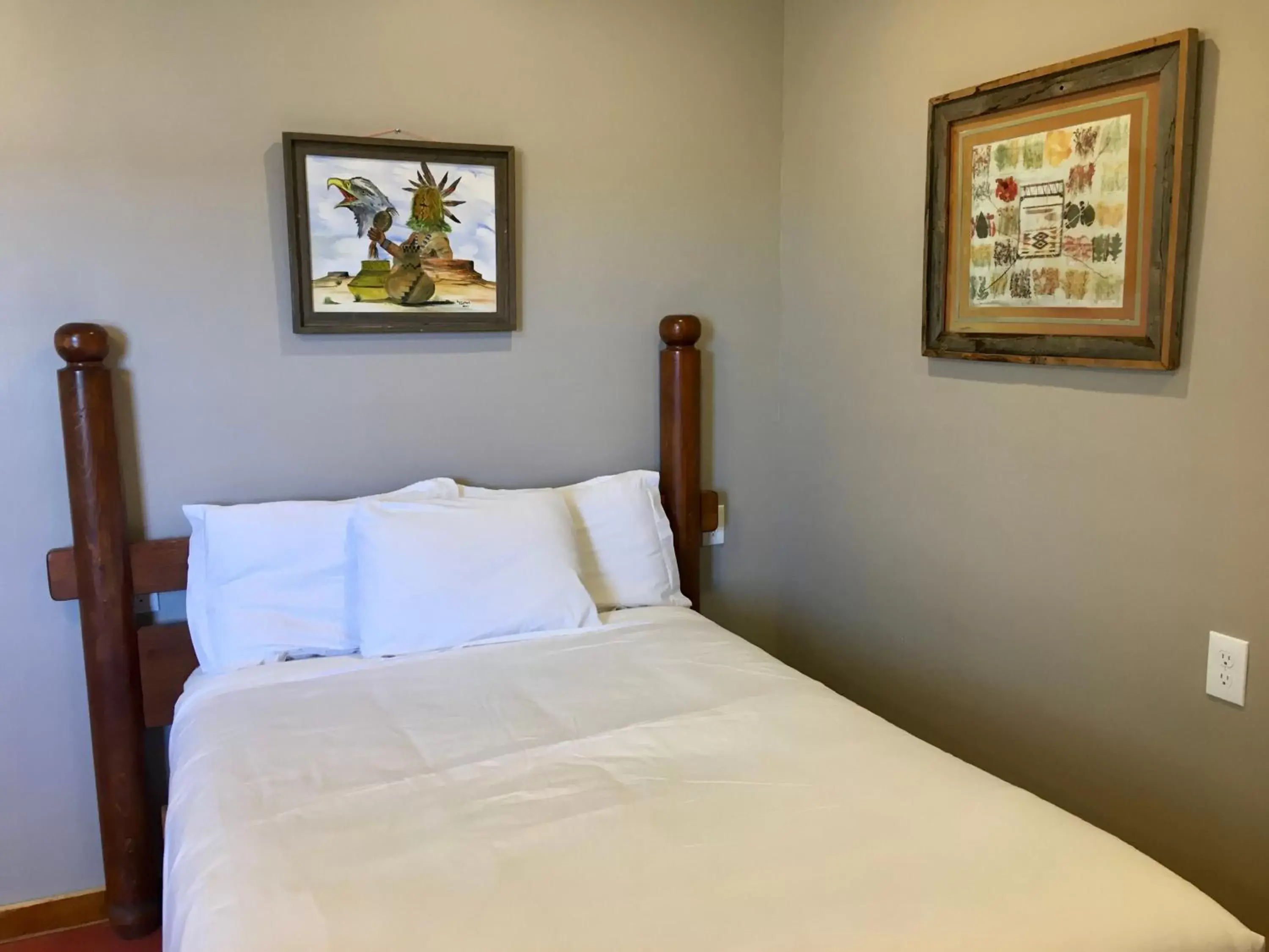 Bed in Lee's Ferry Lodge at Vermilion Cliffs