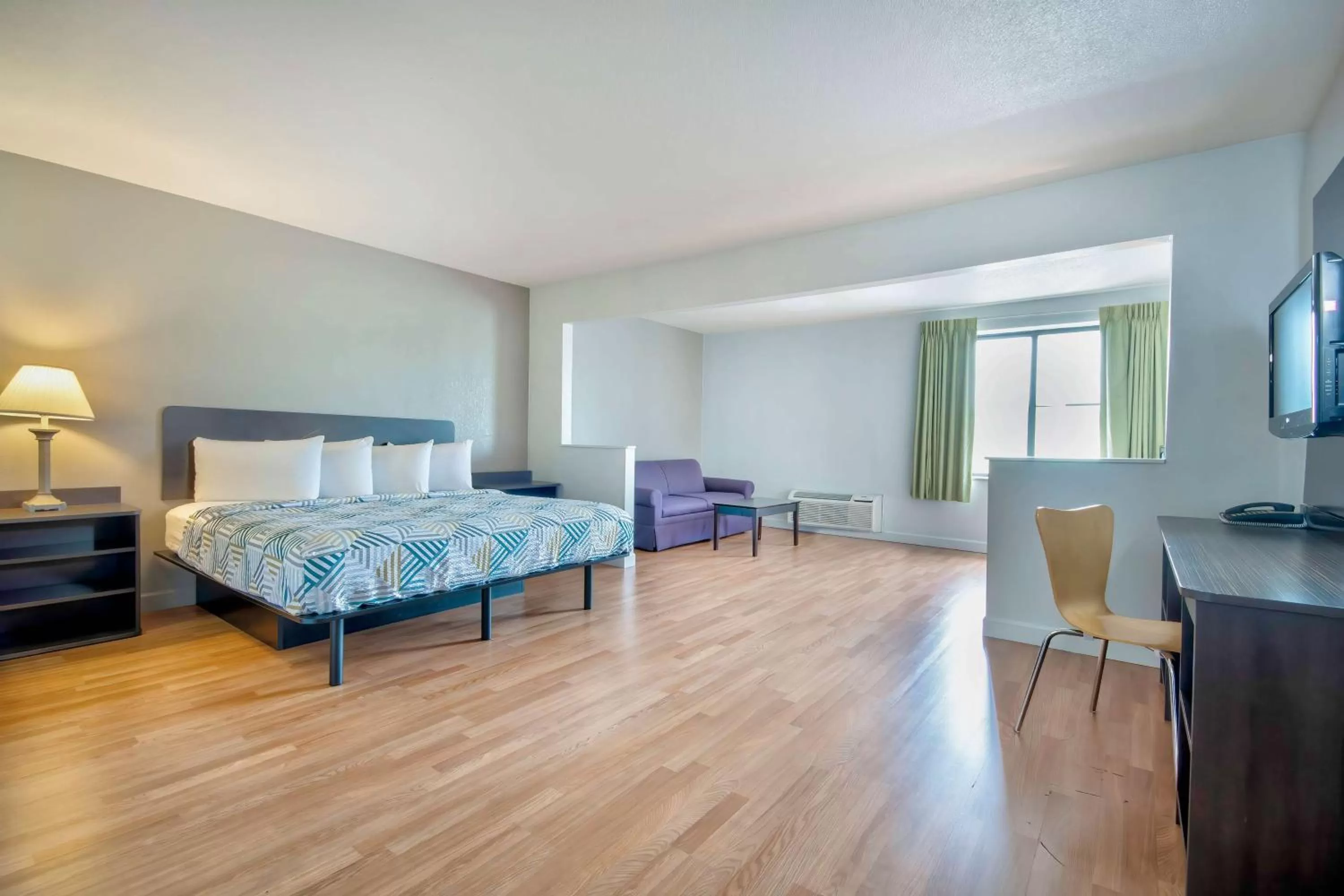 Photo of the whole room, Bed in Motel 6-Springfield, OH