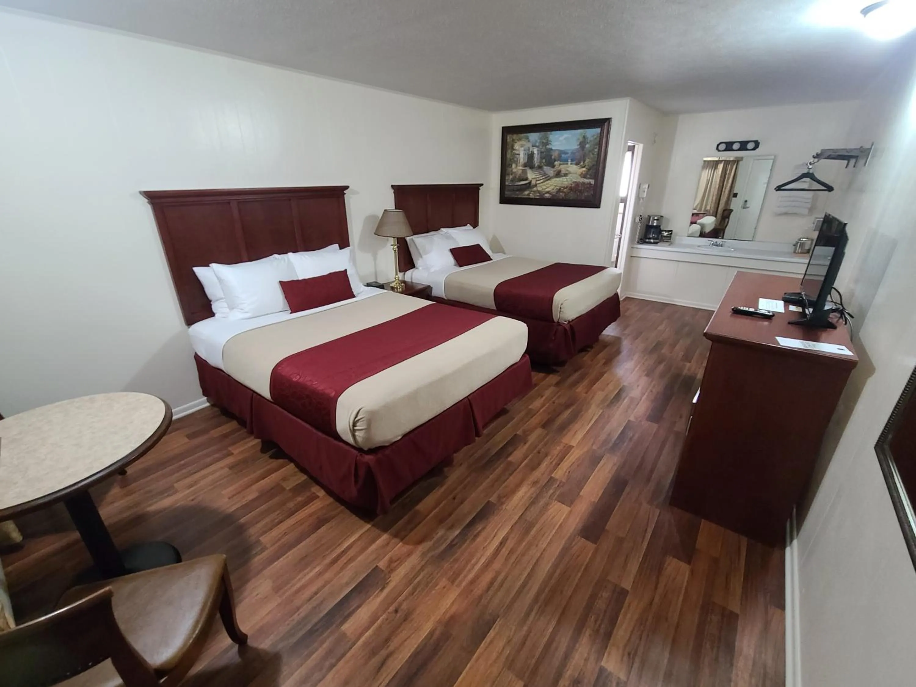 Photo of the whole room, Bed in Homestead Motel