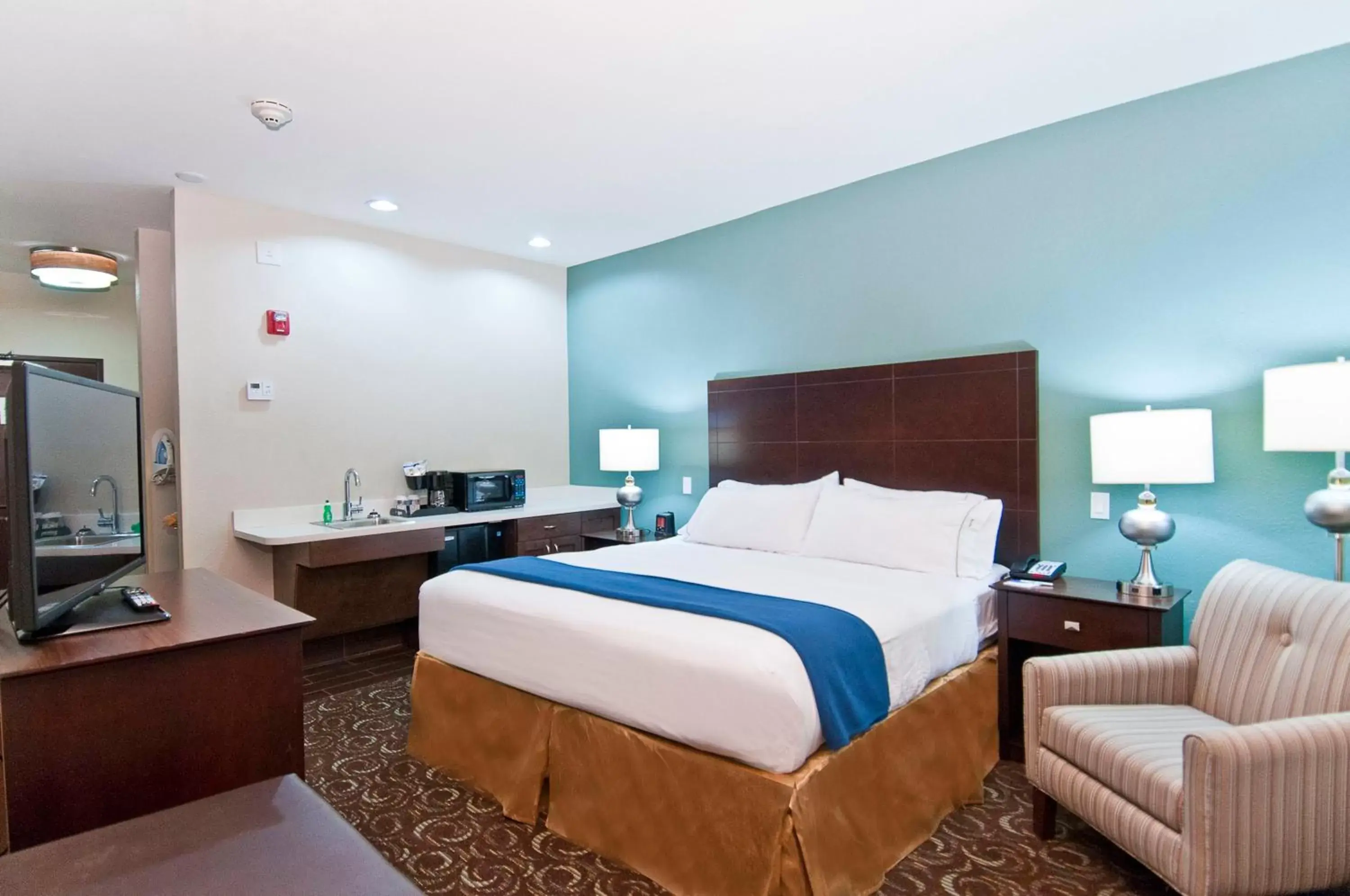 Photo of the whole room, Bed in Holiday Inn Express & Suites San Antonio SE by AT&T Center, an IHG Hotel
