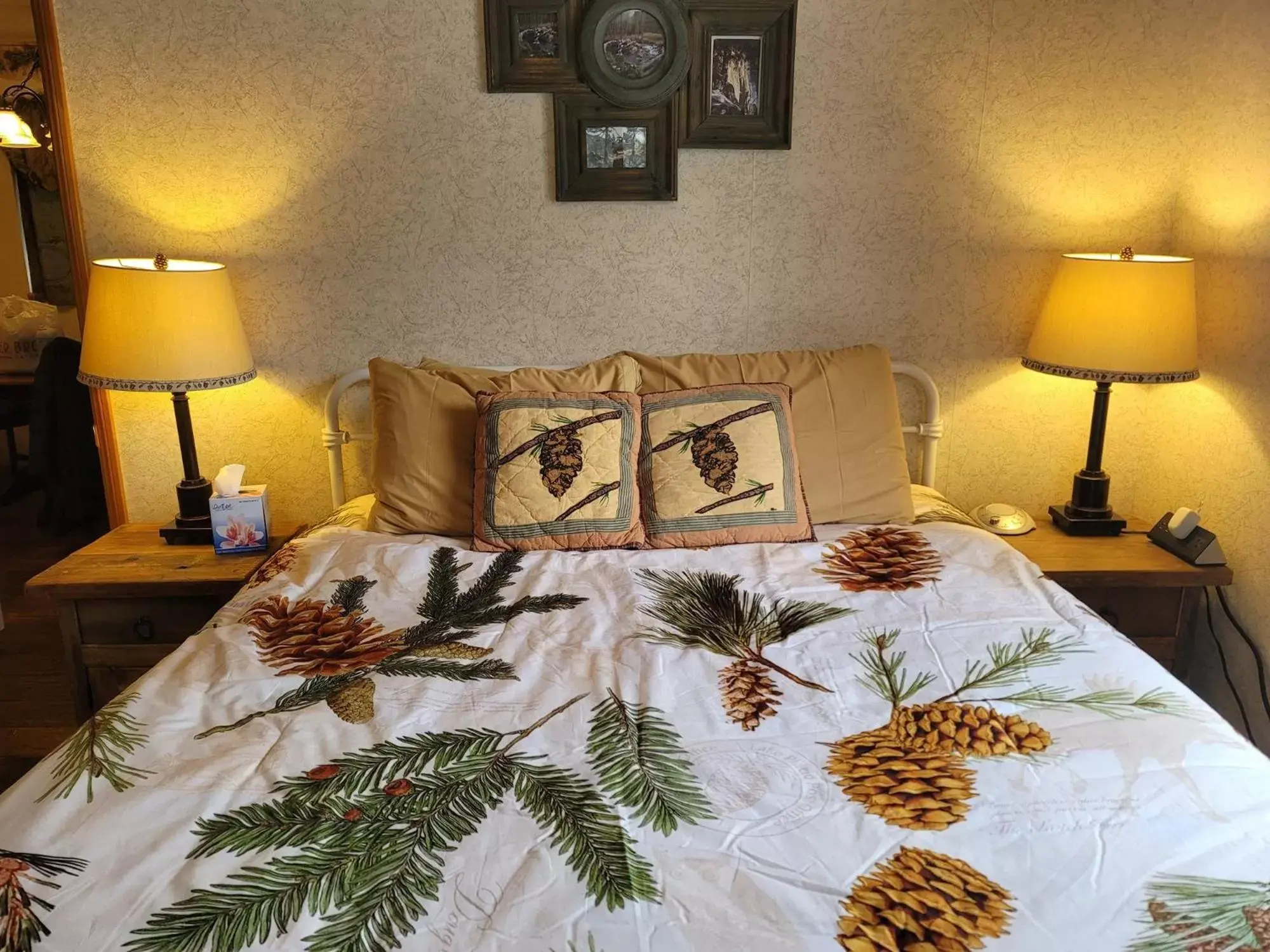 Bed in Hillcrest Suites & Cabins