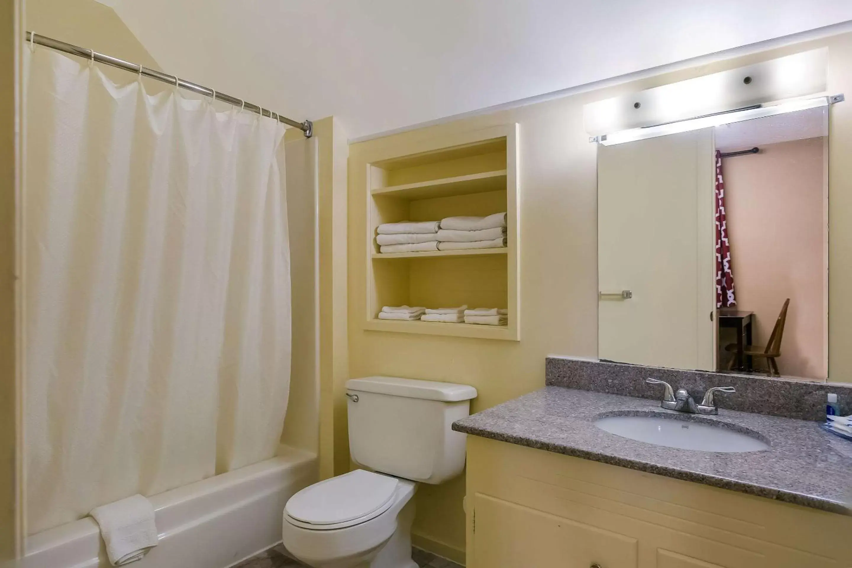 Bedroom, Bathroom in Rodeway Inn & Suites Hershey