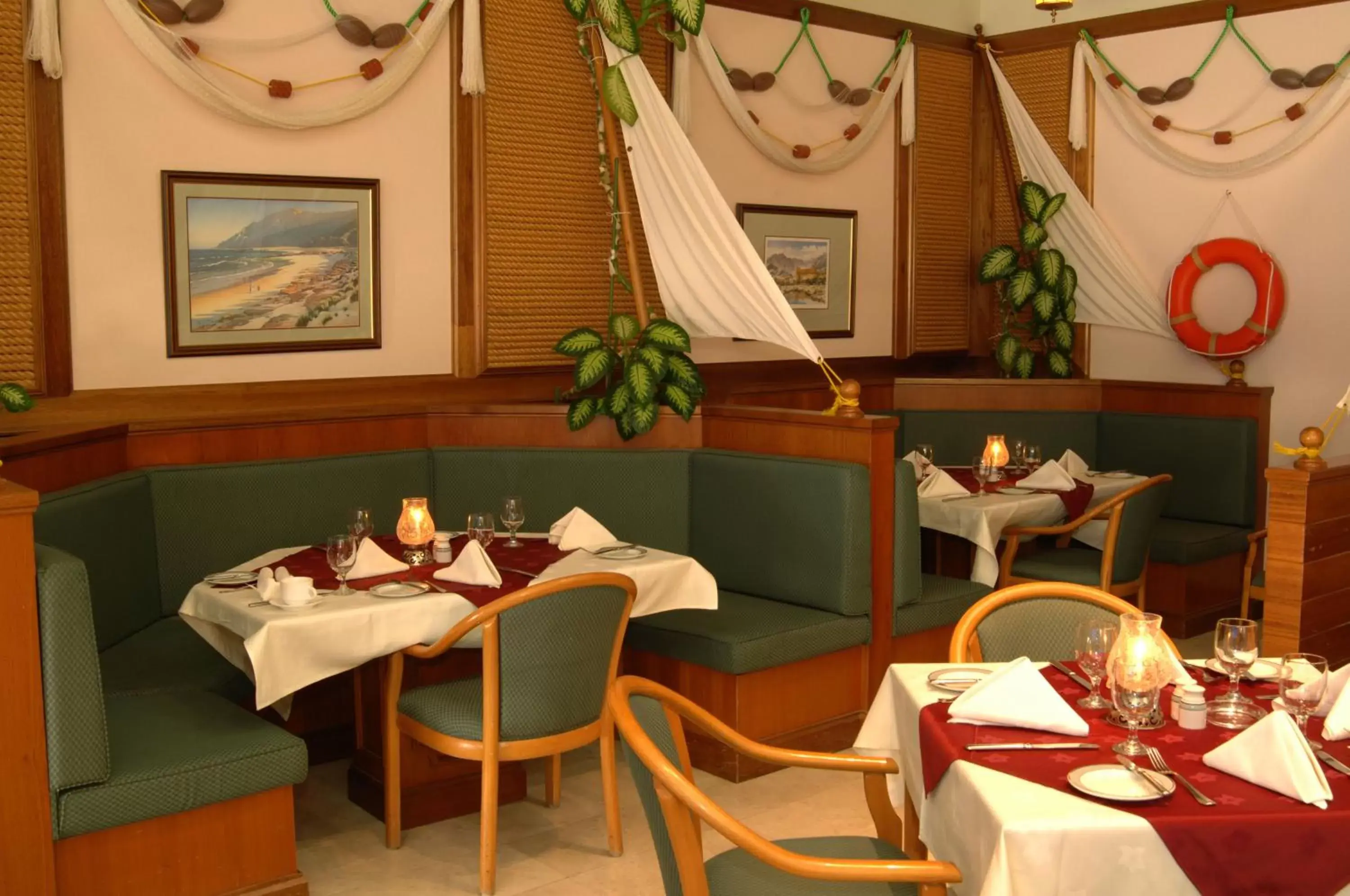 Restaurant/Places to Eat in Sur Plaza Hotel