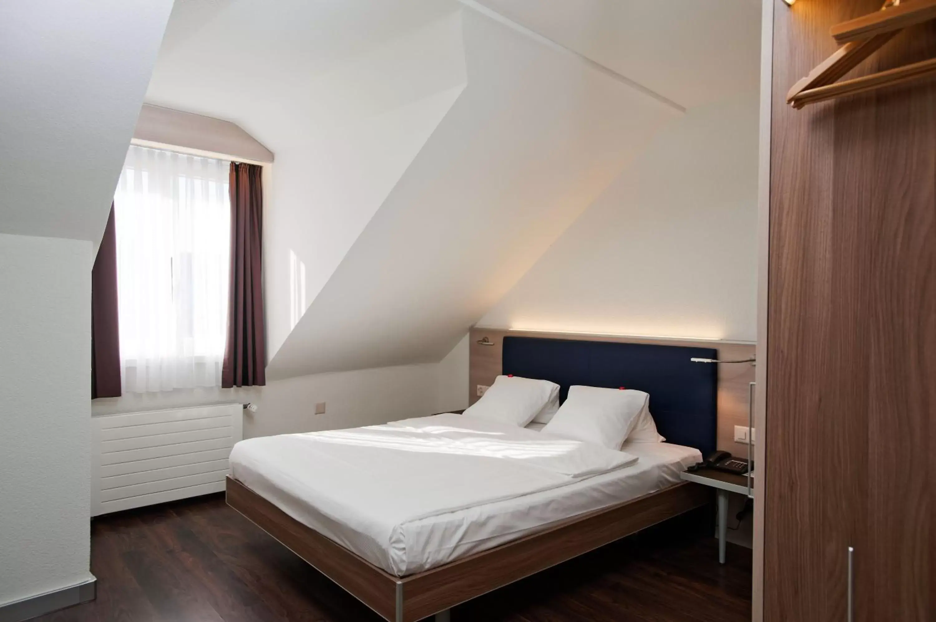 Photo of the whole room, Bed in Hotel Alexander Zurich Old Town