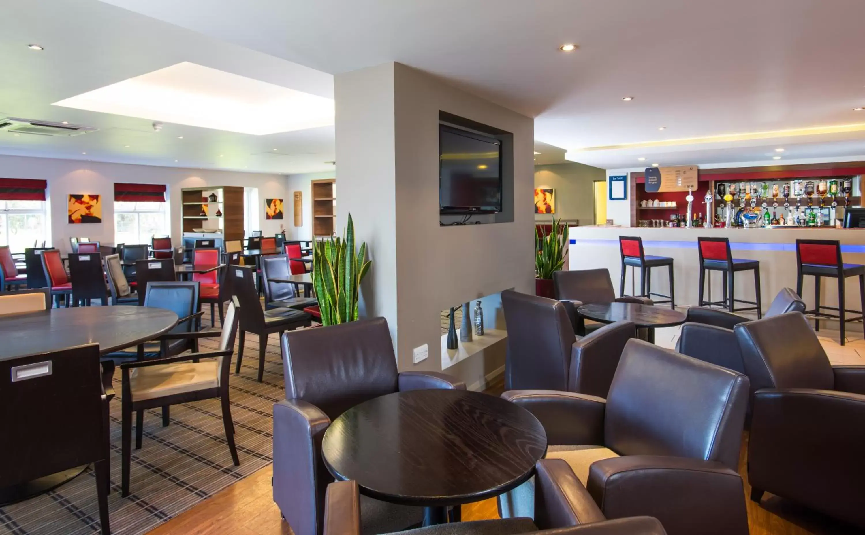 Lounge or bar, Lounge/Bar in Holiday Inn Express Warwick - Stratford-upon-Avon, an IHG Hotel